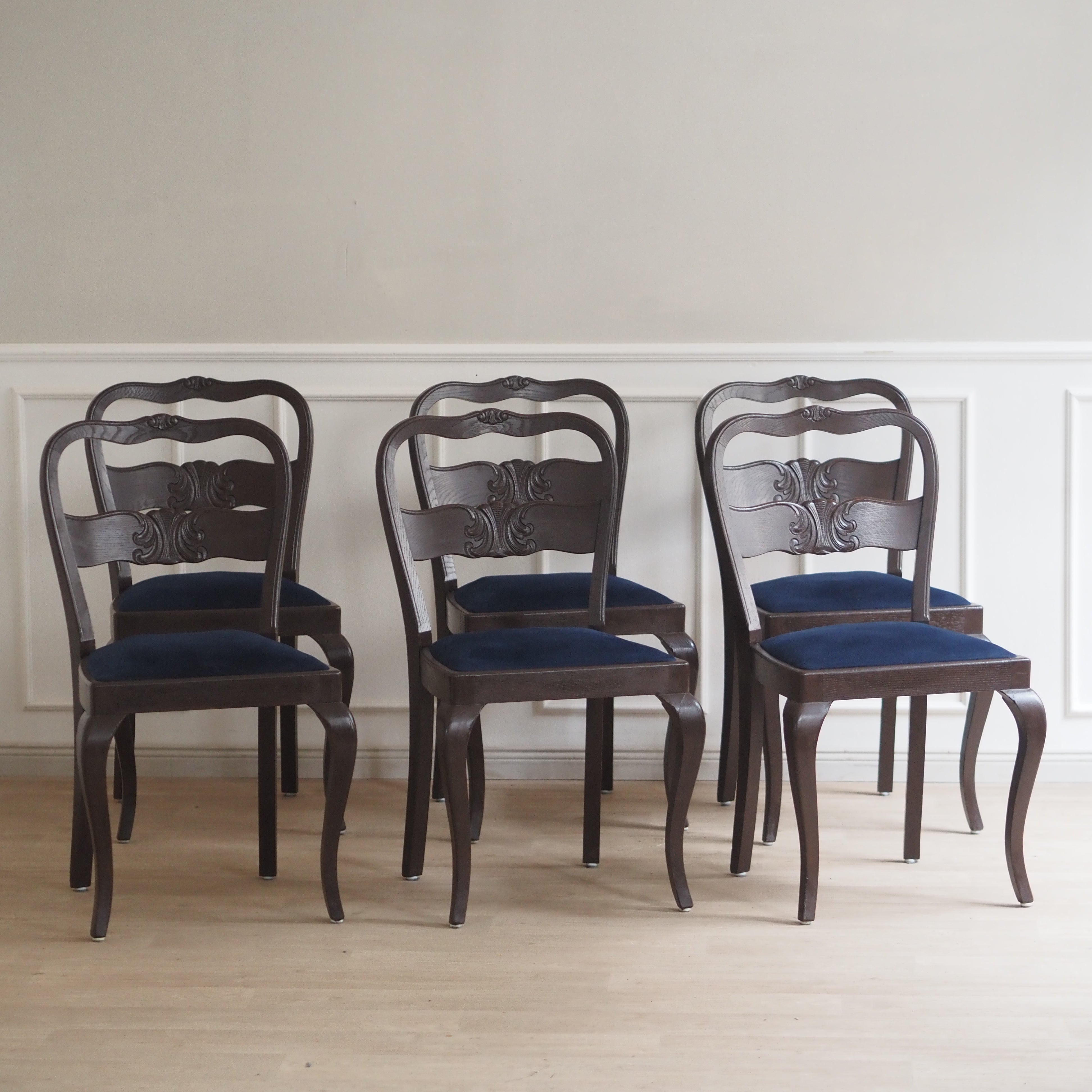 EPOCHE 1920 - 6er Stuhlset mit Schnitzdekor und Samtsitz