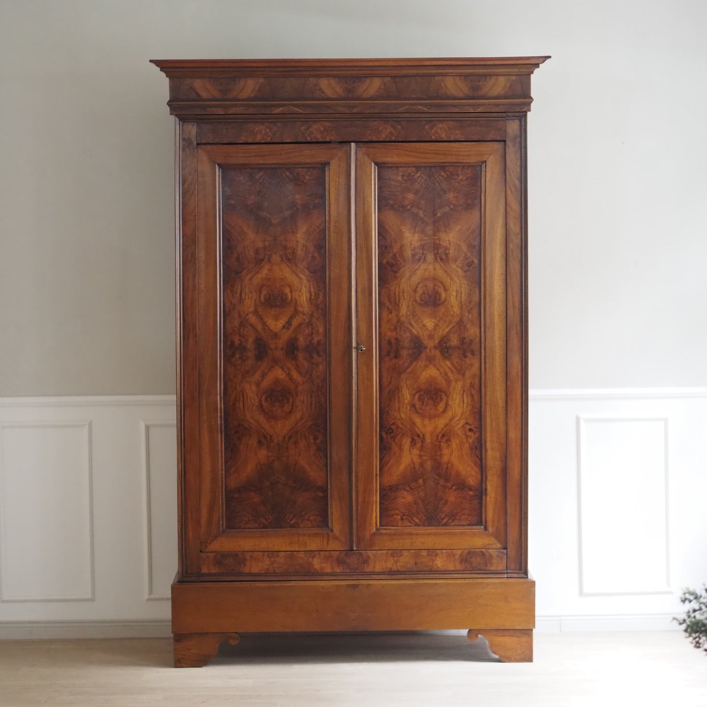 EPOCHE 1890 - Gründerzeit-Schrank mit Wurzelholzfurnier