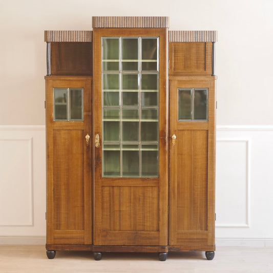 EPOCHE 1910 - Antike Gründerzeit-Vitrine mit Glasfront und grünem Innenleben
