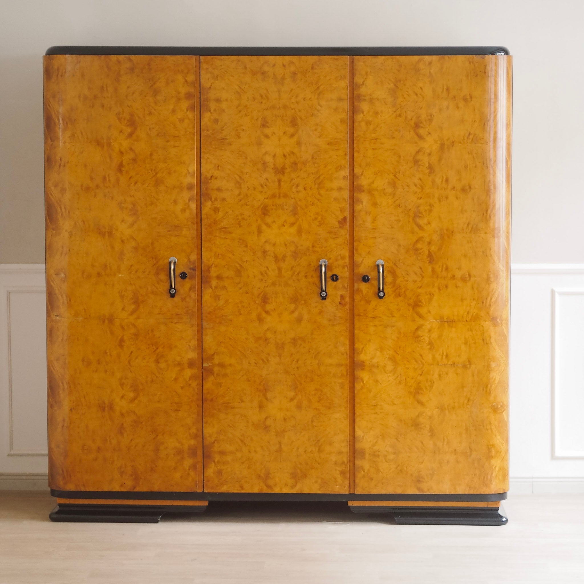 Art-Déco Kleiderschrank dreitürig Wurzelholz um 1940