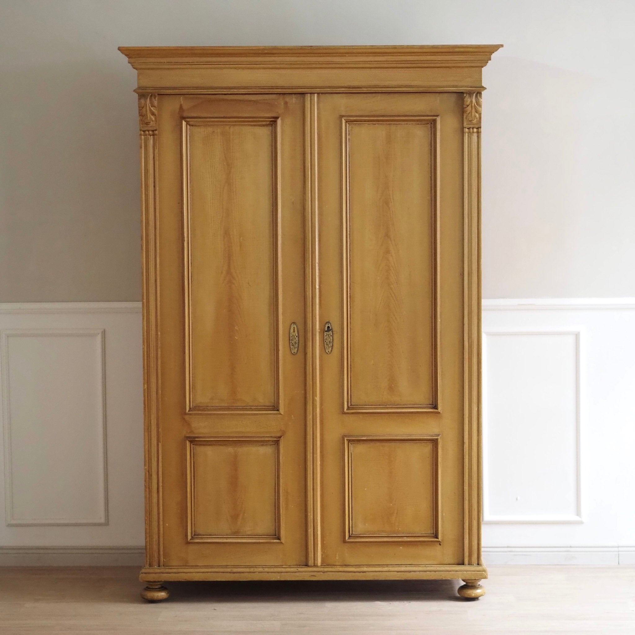 EPOCHE 1900 - Zweitüriger Kleider- Garderobenschrank mit Bierlasur um 1900