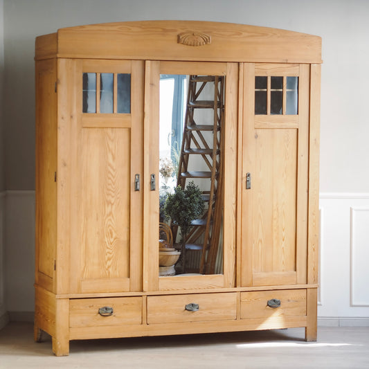EPOCHE 1910 - Kleiderschrank Jugendstil Weichholz 3-türig mit Spiegel & Sprossenfenster