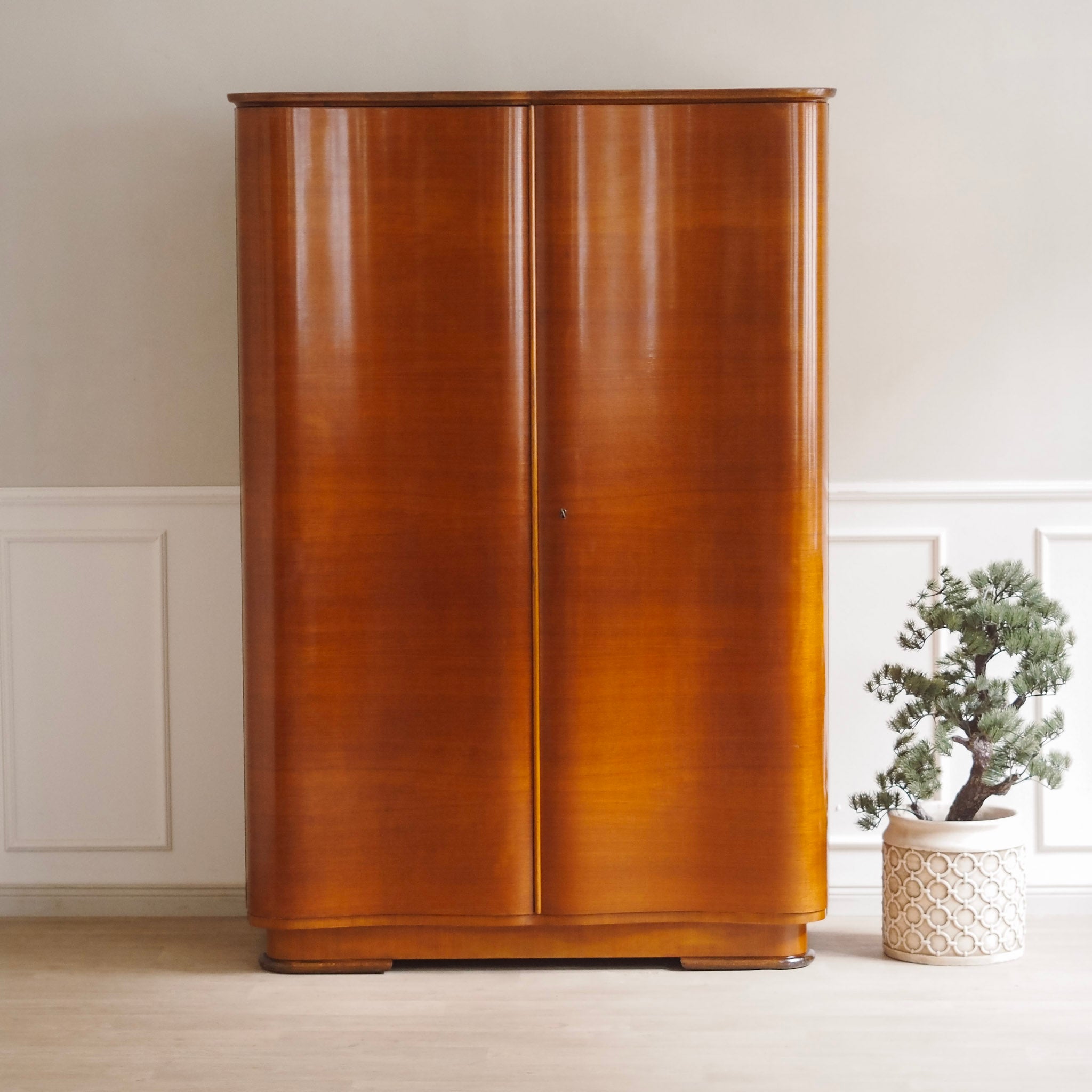 EPOCHE 1950 - Mid Century Kleiderschrank 2-türig sanft geschwungen
