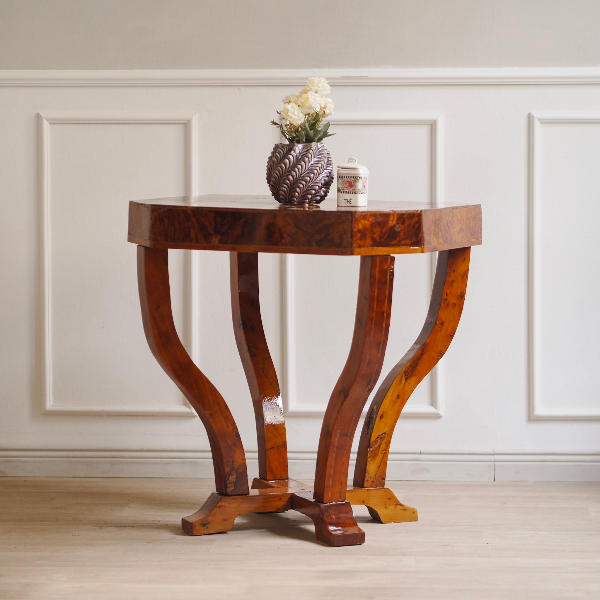 Art Déco Beistelltisch mit Sternintarsie um 1920