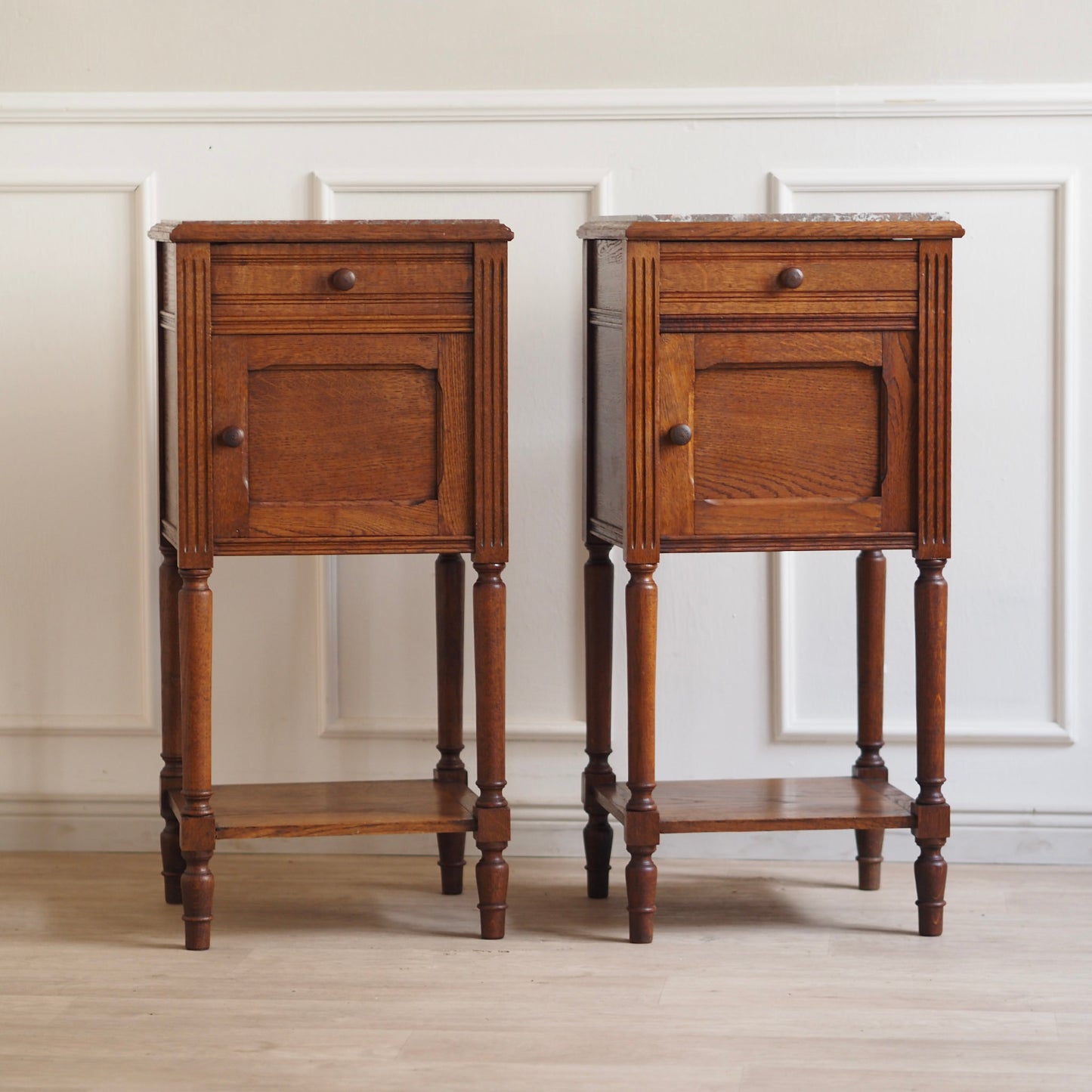 EPOCHE 1910 - Antikes Nachtschrank SET aus Eiche mit Marmorplatte