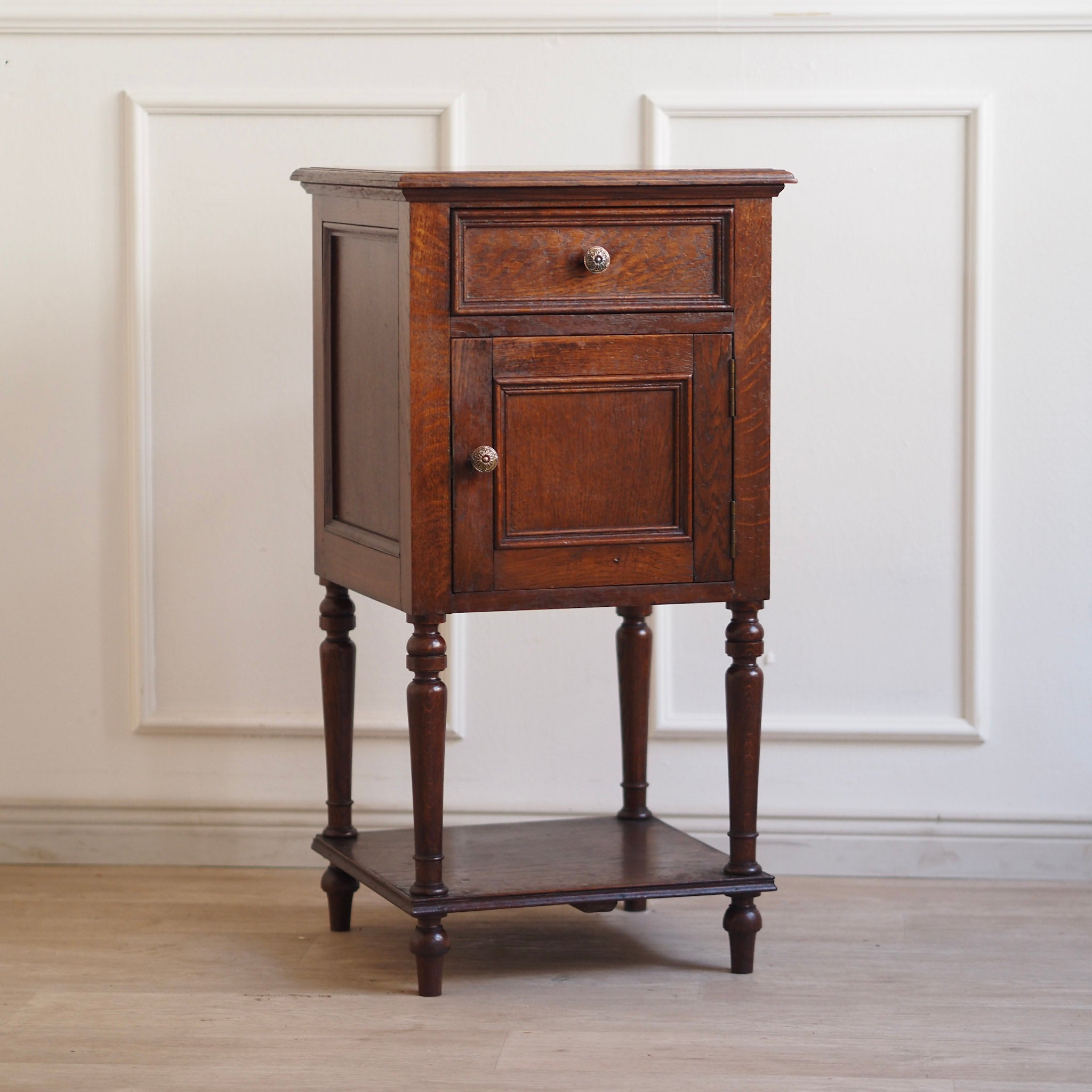 EPOCHE 1900 - Antiker Nachttisch mit rotem Marmor