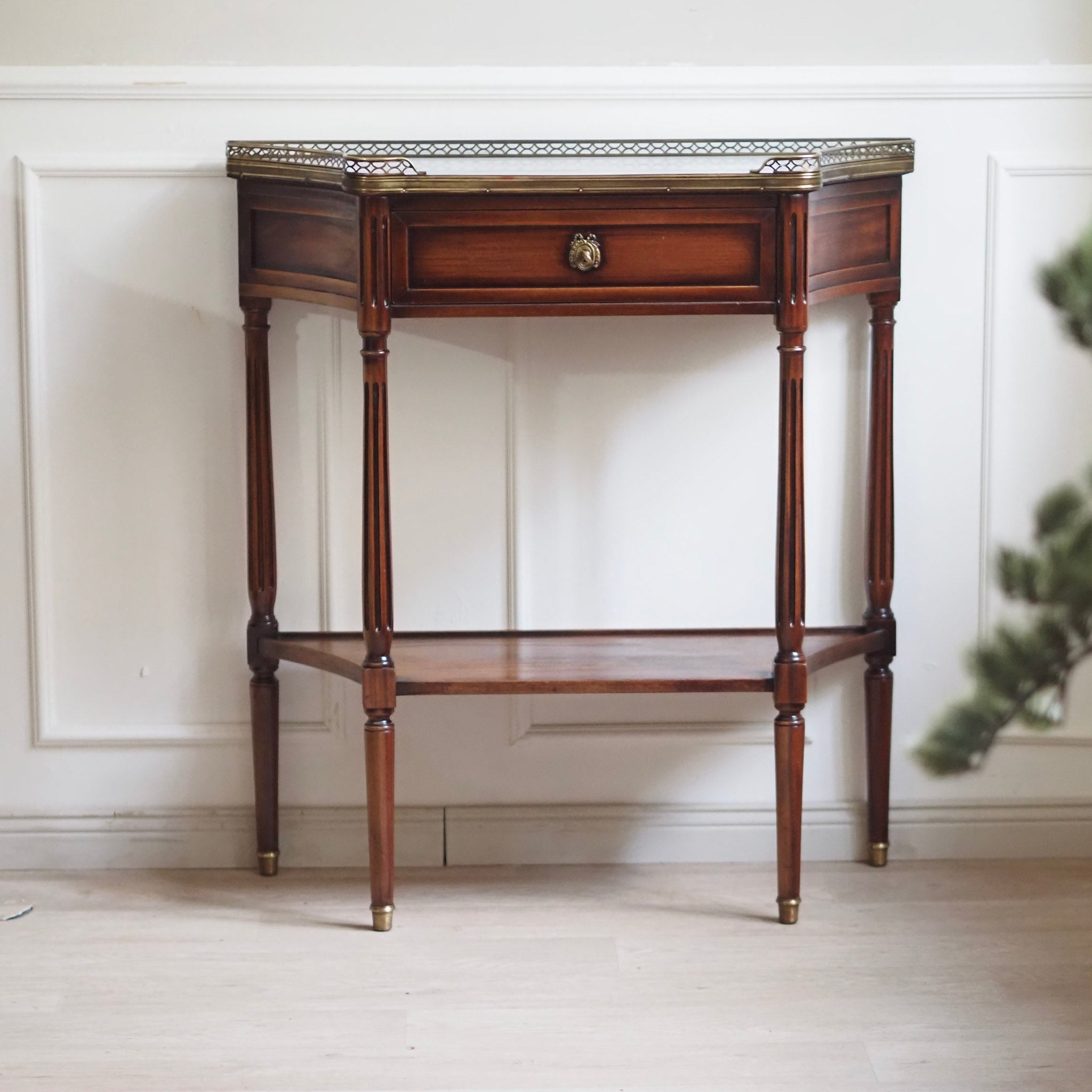 EPOCHE 1890 - Französischer Mahagoni Konsolentisch mit Marmor - Louis XVI Stil