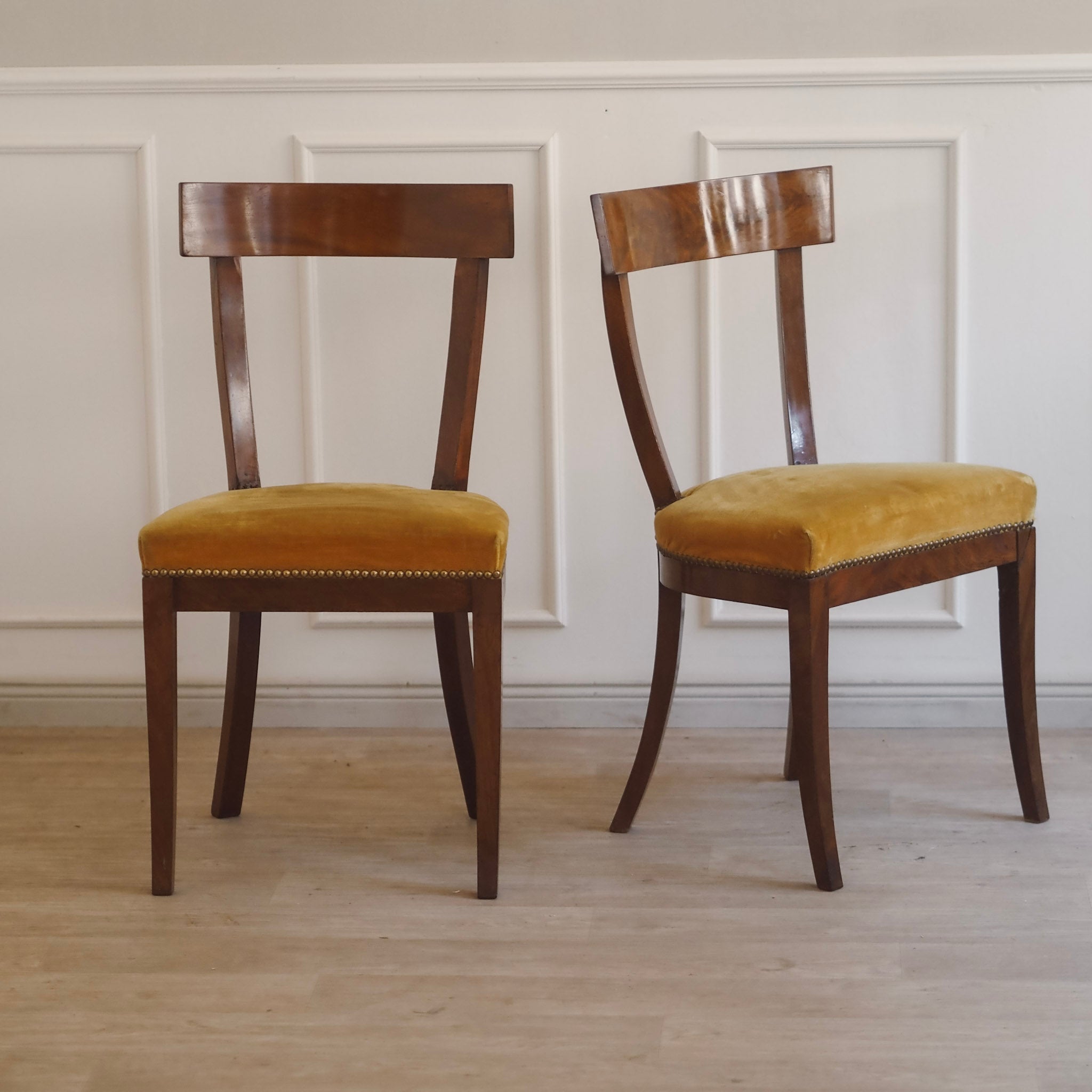 Biedermeier Stuhlpaar um 1840 Kirschholz mit Samtbezug