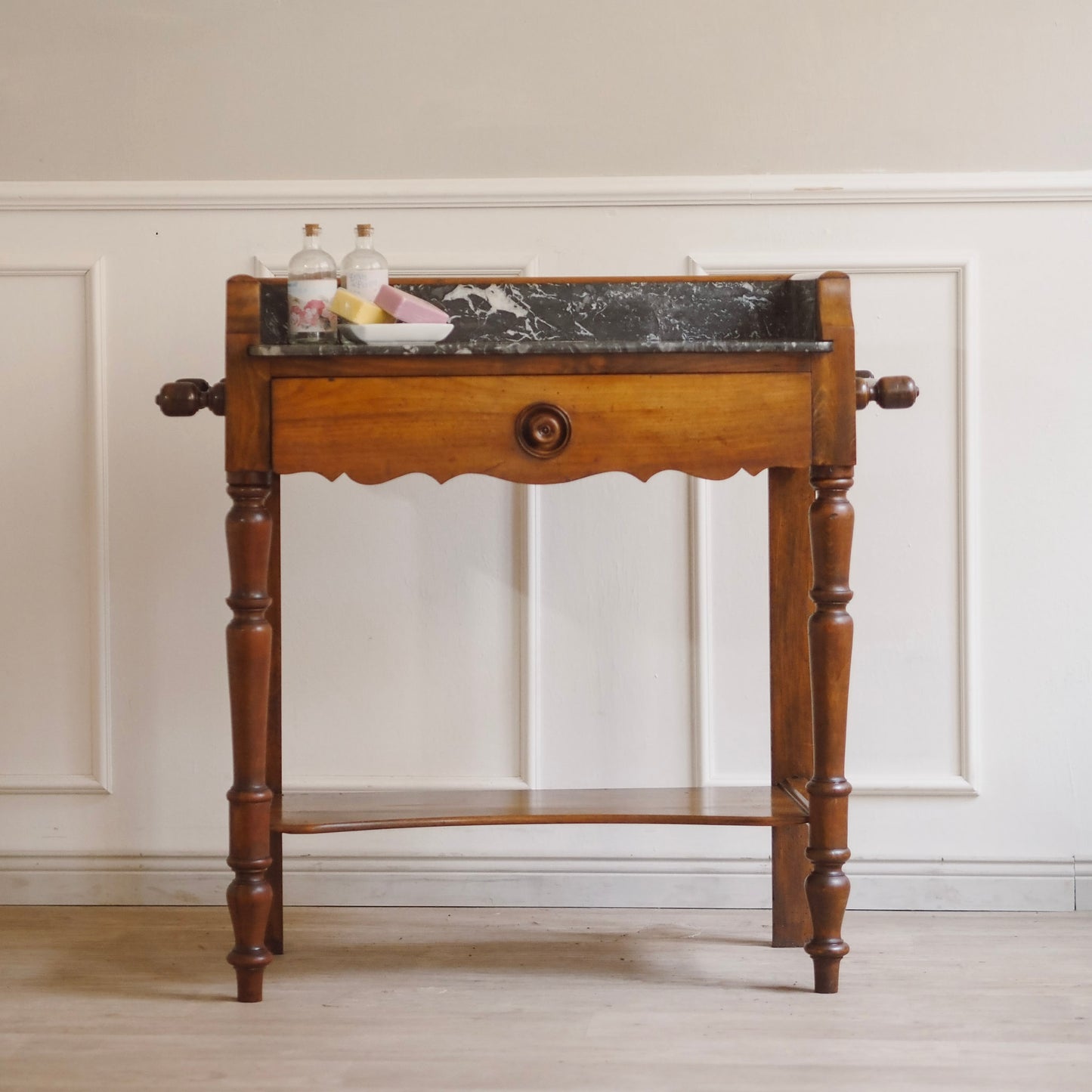 EPOCHE 1890 - Französischer Marmor-Waschtisch, Konsolentisch Louis Philippe Stil