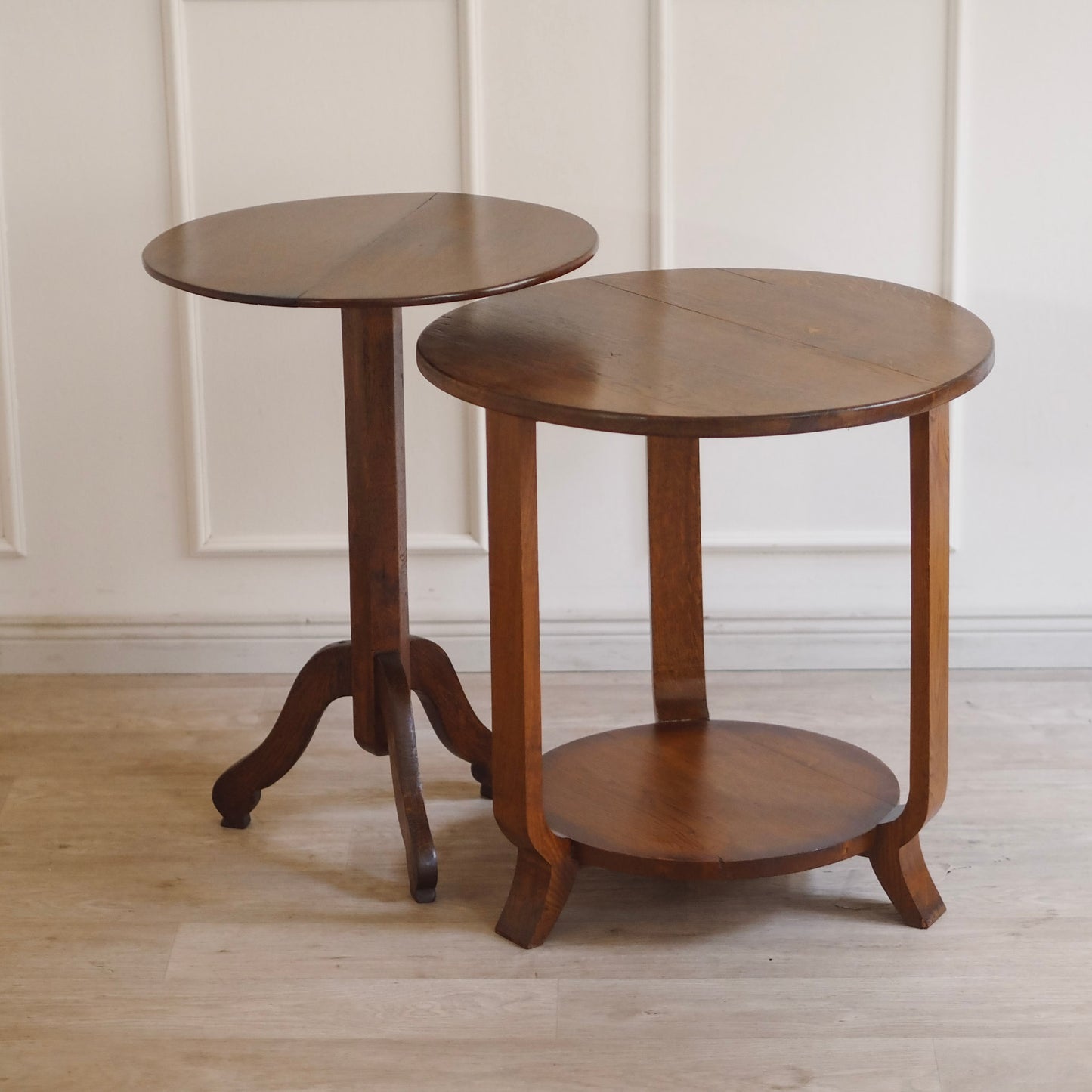 EPOCHE 1900 - Antiker Beistelltisch auf drei geschwungenen Beinen, Säulentisch