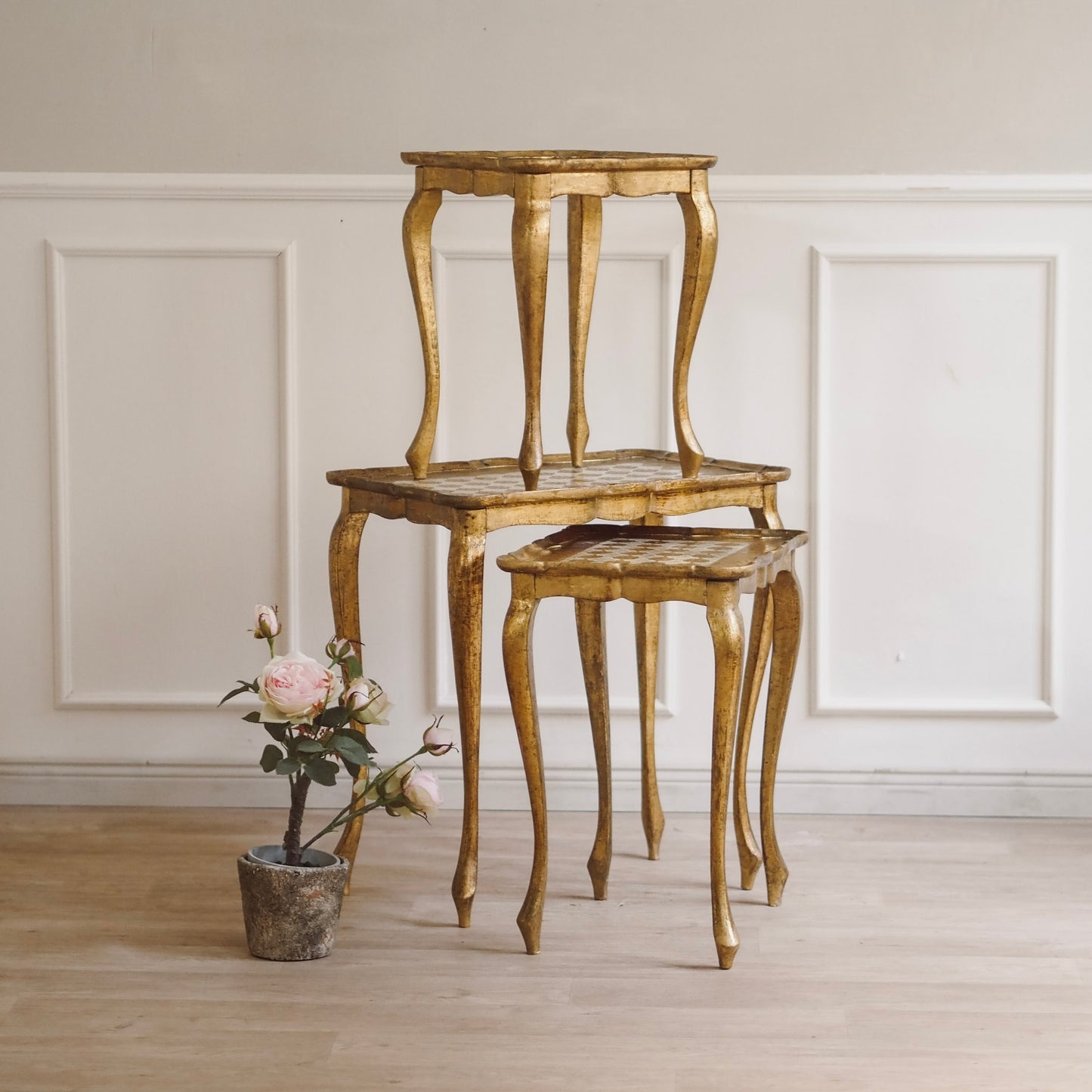 Handbemalte Italienische Vintage Satztische Florentiner Stil, Beistelltisch Set Gold