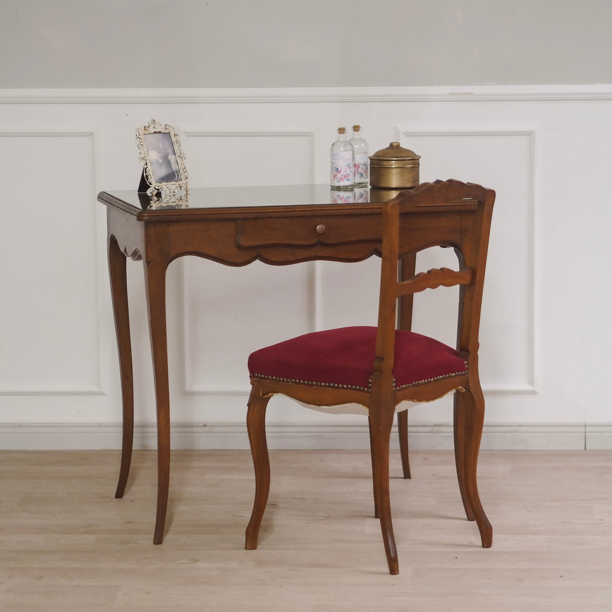 Graziler französischer Schreibtisch mit Glasplatte und Intarsien, frühes 20. Jahrhundert