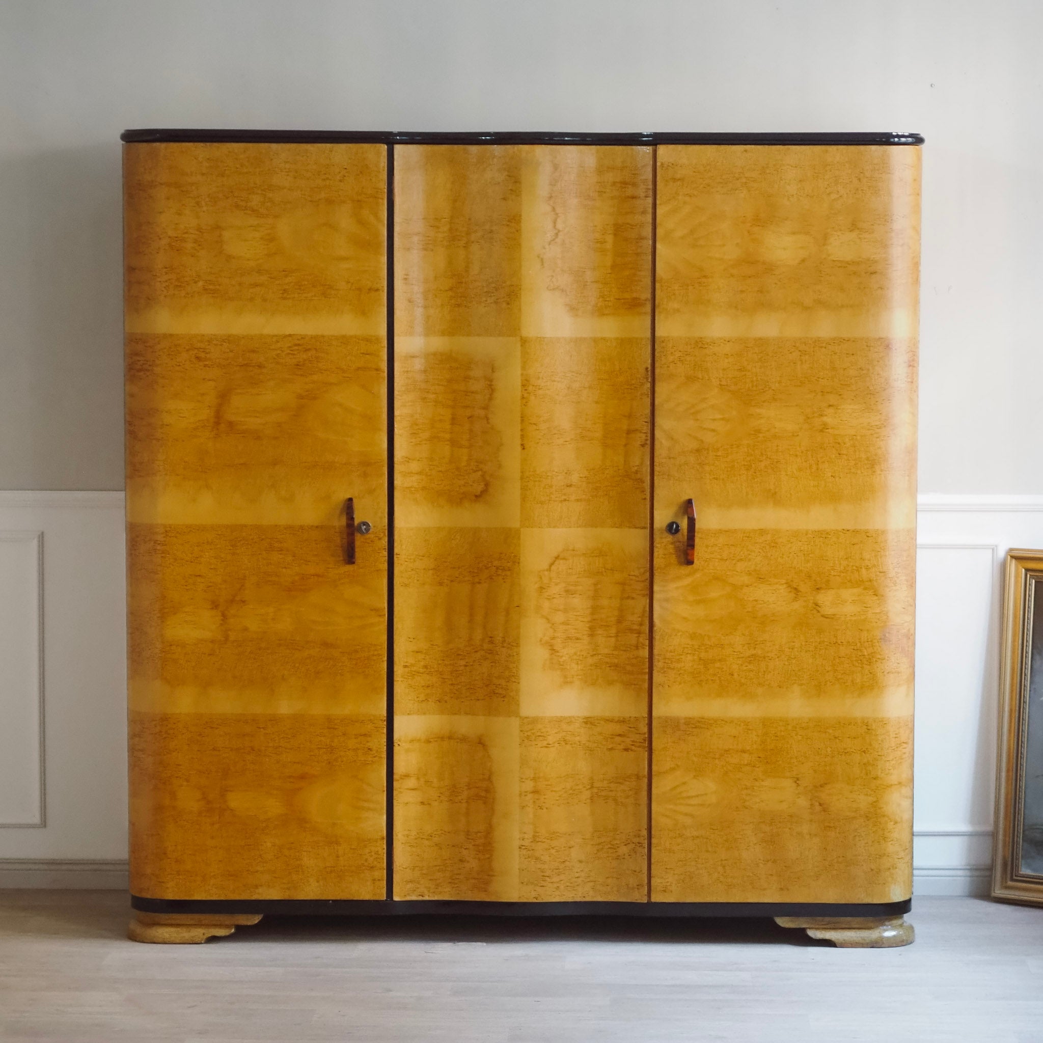 EPOCHE 1940 - Art Déco Kleiderschrank 3-türig in Wurzelholzoptik, Midcentury Schrank