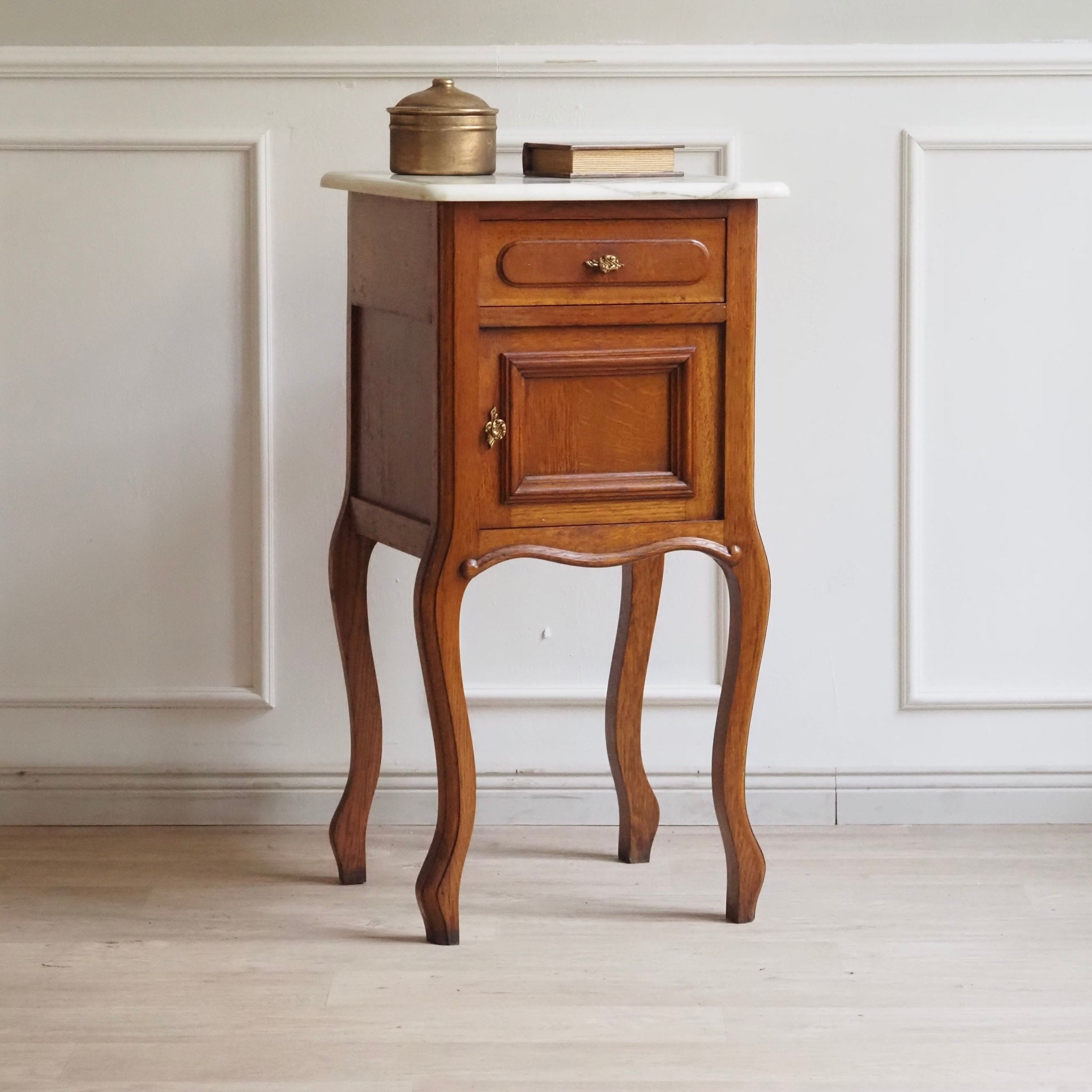 Antiker Nachttisch mit weißer Marmorplatte · Frankreich um 1900