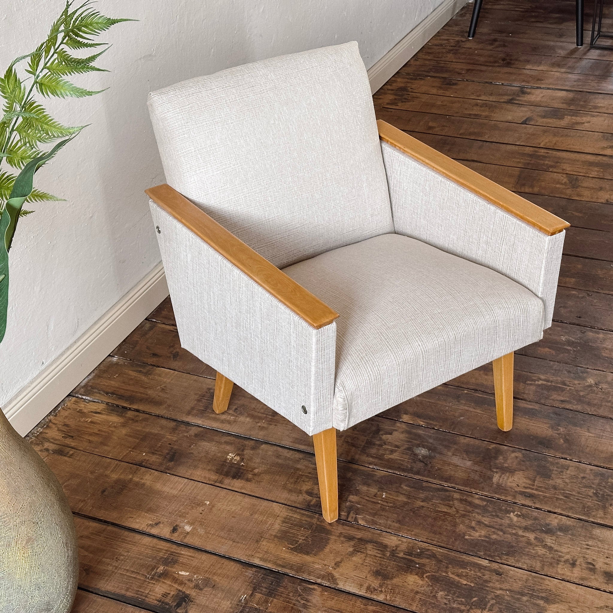 EPOCHE 1960 - Mid Century Sessel mit hellgrauem Bezug – Designklassiker