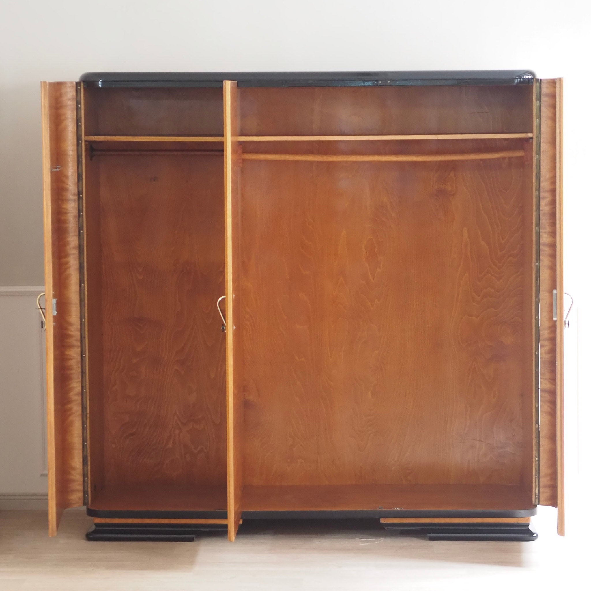 EPOCHE 1940 - Art-Déco Dreitüriger Kleiderschrank mit Wurzelholzfurnier