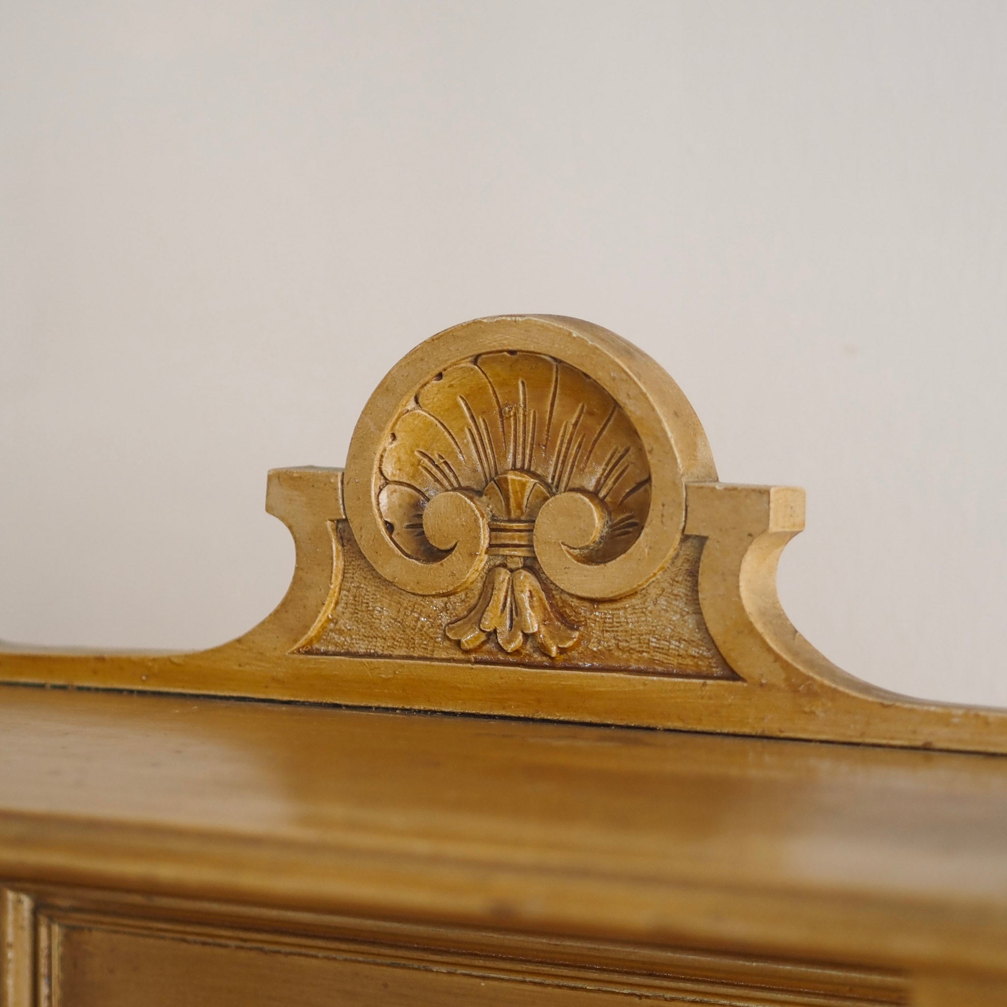 Gründerzeit Schrank mit Aufsatz um 1900