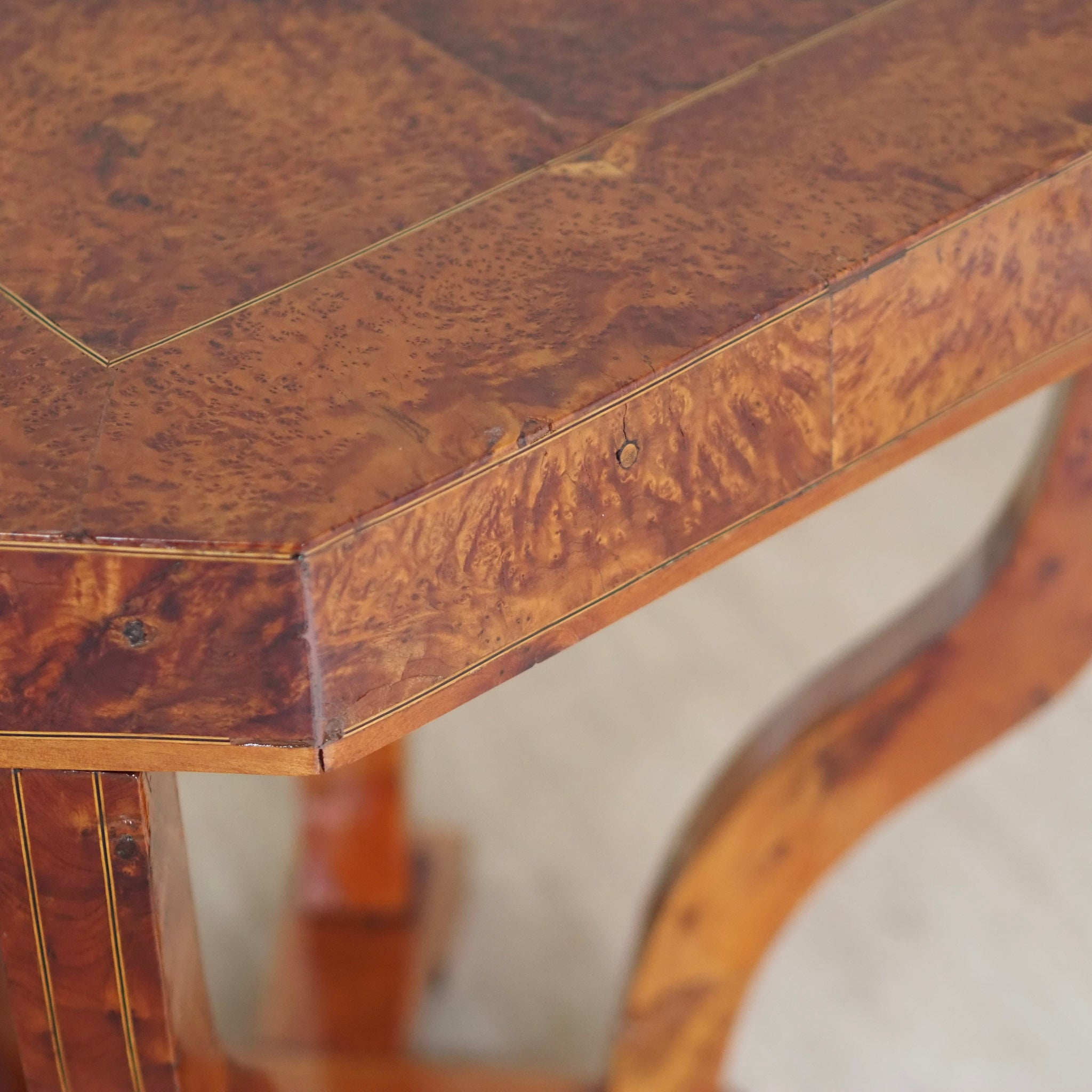 EPOCHE 1920 - Art Déco Beistelltisch mit Sternintarsie aus Frankreich