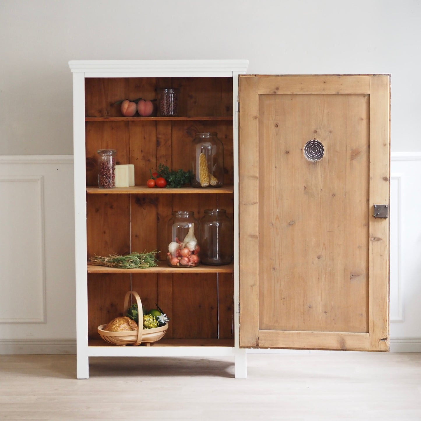 EPOCHE 1920 - Weißer Vintage-Küchenschrank mit Belüftungseinsatz / Vorratsschrank