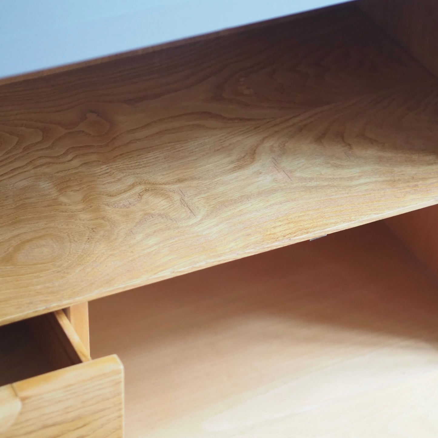 EPOCHE 1960 - Mid-Century Sideboard in hellgrau und Esche - Vintage Kommode