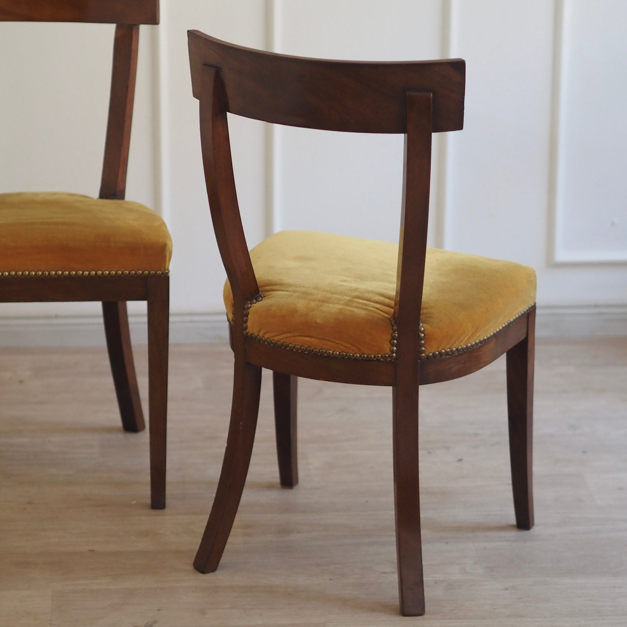 Biedermeier Stuhlpaar um 1840 Kirschholz mit Samtbezug