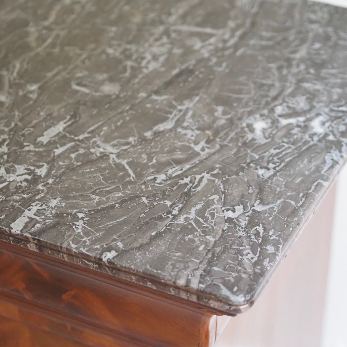 EPOCHE 1850 - Französische Kommode mit schwarzem Marmor - Louis-Philippe, Mahagoni