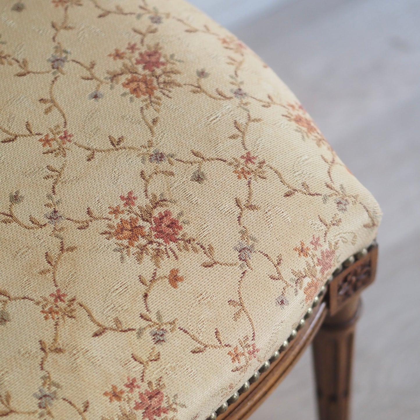 EPOCHE 1900 - Antiker Sitz,- Schminkhocker mit Blütenstoff, französischer Polsterstuhl