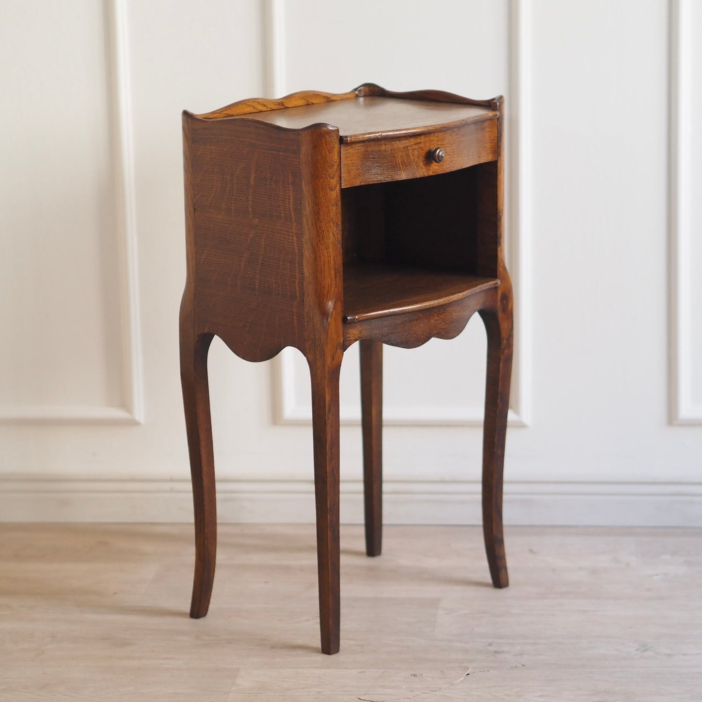 EPOCHE 1930 - Filigraner französischer Nachttisch aus Eiche, Louis XV