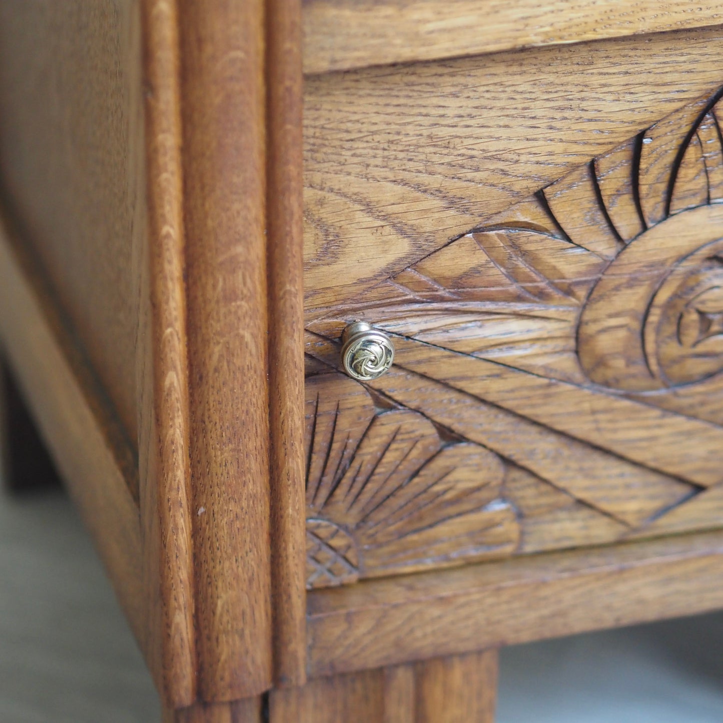 EPOCHE 1930 - Art Déco Nachttisch mit roter Marmorplatte und Innenfach