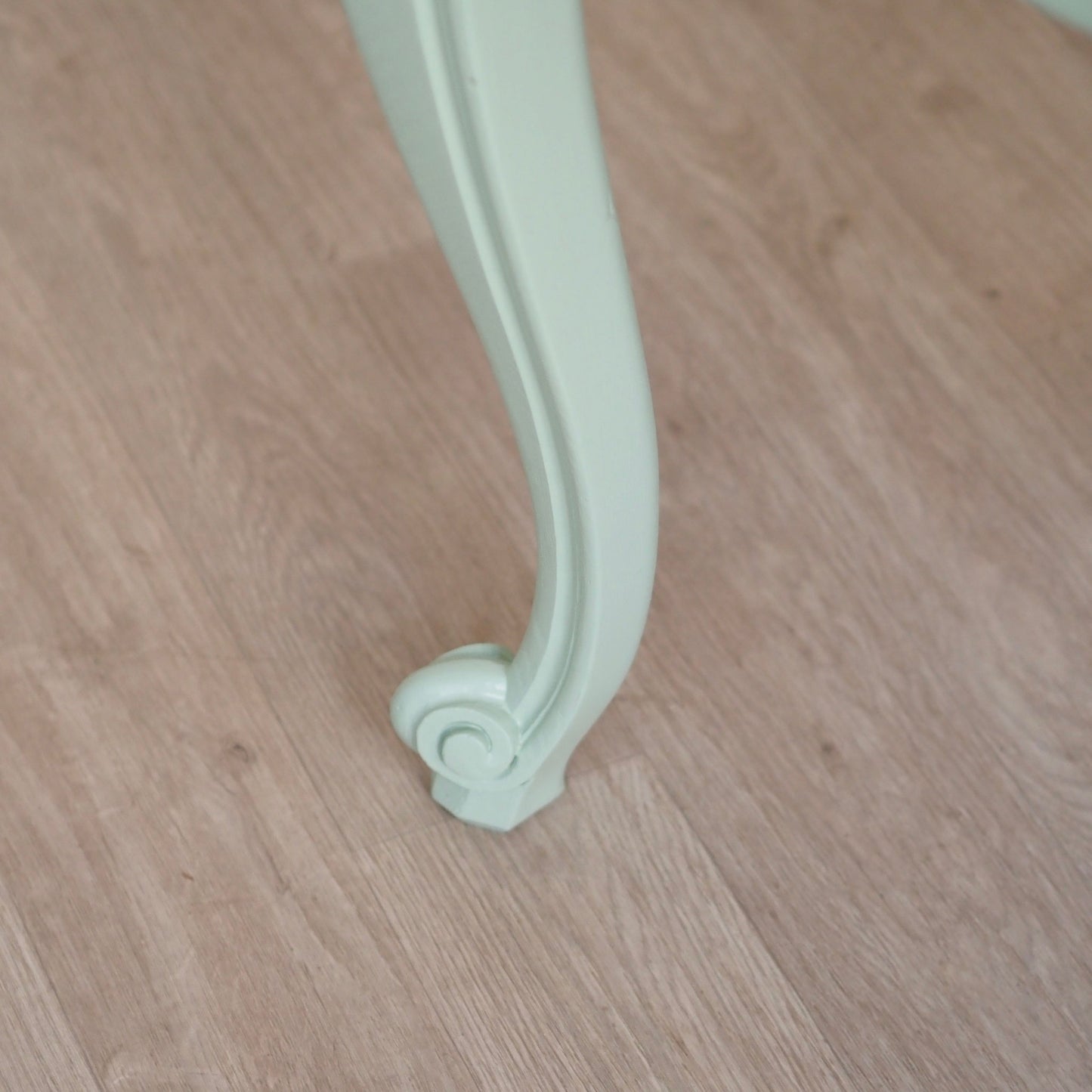 EPOCHE 1920 - Französischer Landhaus Esstisch in mintgrün mit heller Intarsienplatte