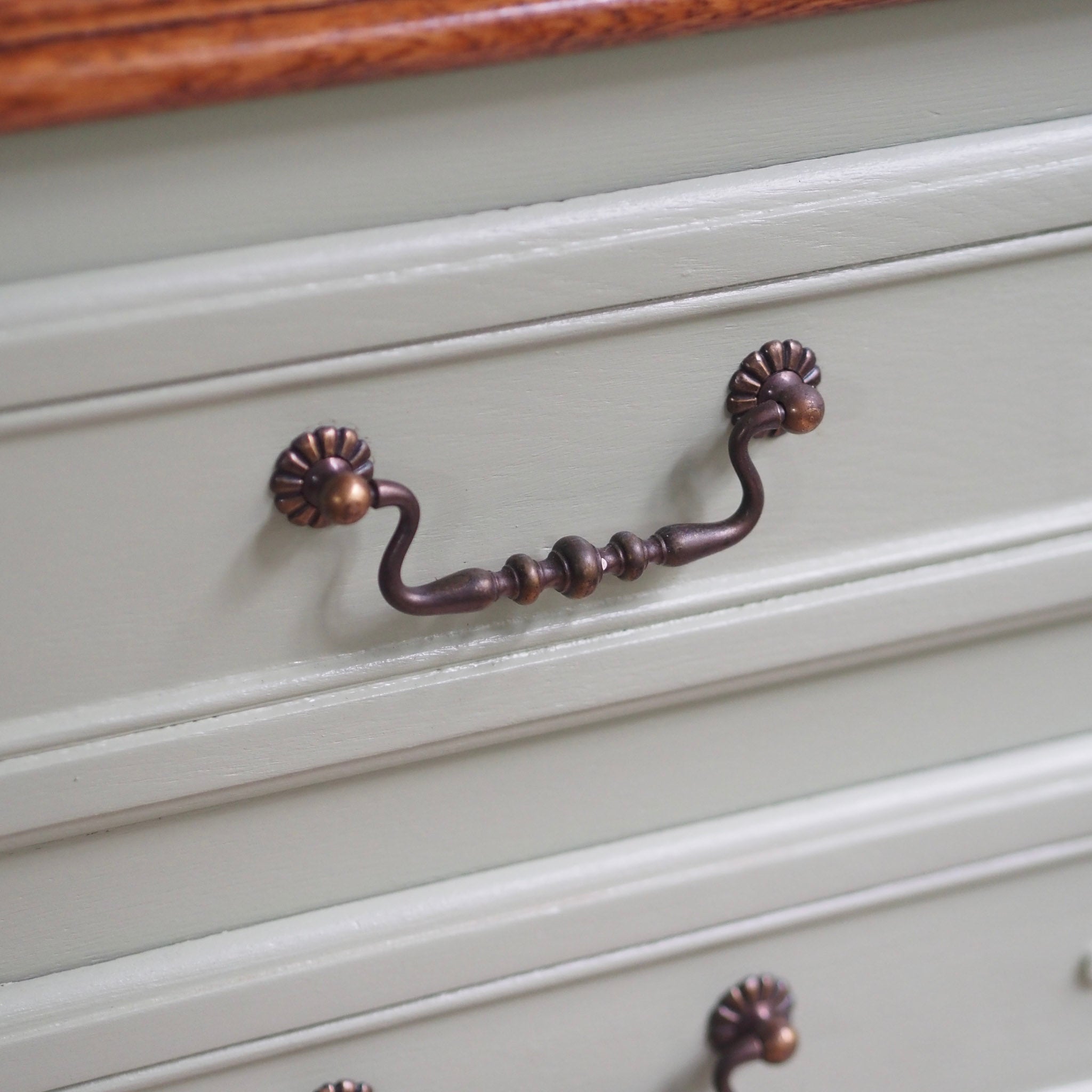 EPOCHE 1920 - Französische Landhaus Kommode patiniert in mintgrün - Louis XV Stil