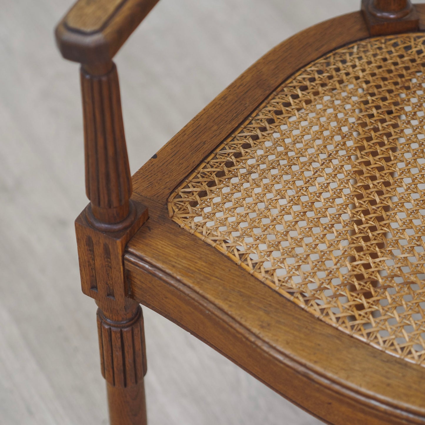 EPOCHE 1890 - Armlehnstuhl mit Wiener Geflecht, Gründerzeit Korbstuhl Herrenzimmer