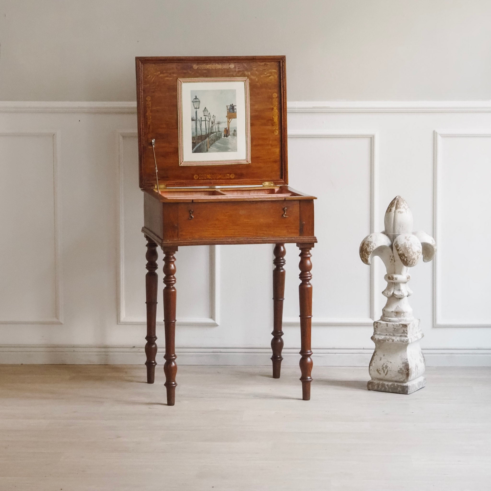 Französischer Nähtisch mit Klappdeckel · spätes 19. Jahrhundert · Antiker Klapptisch