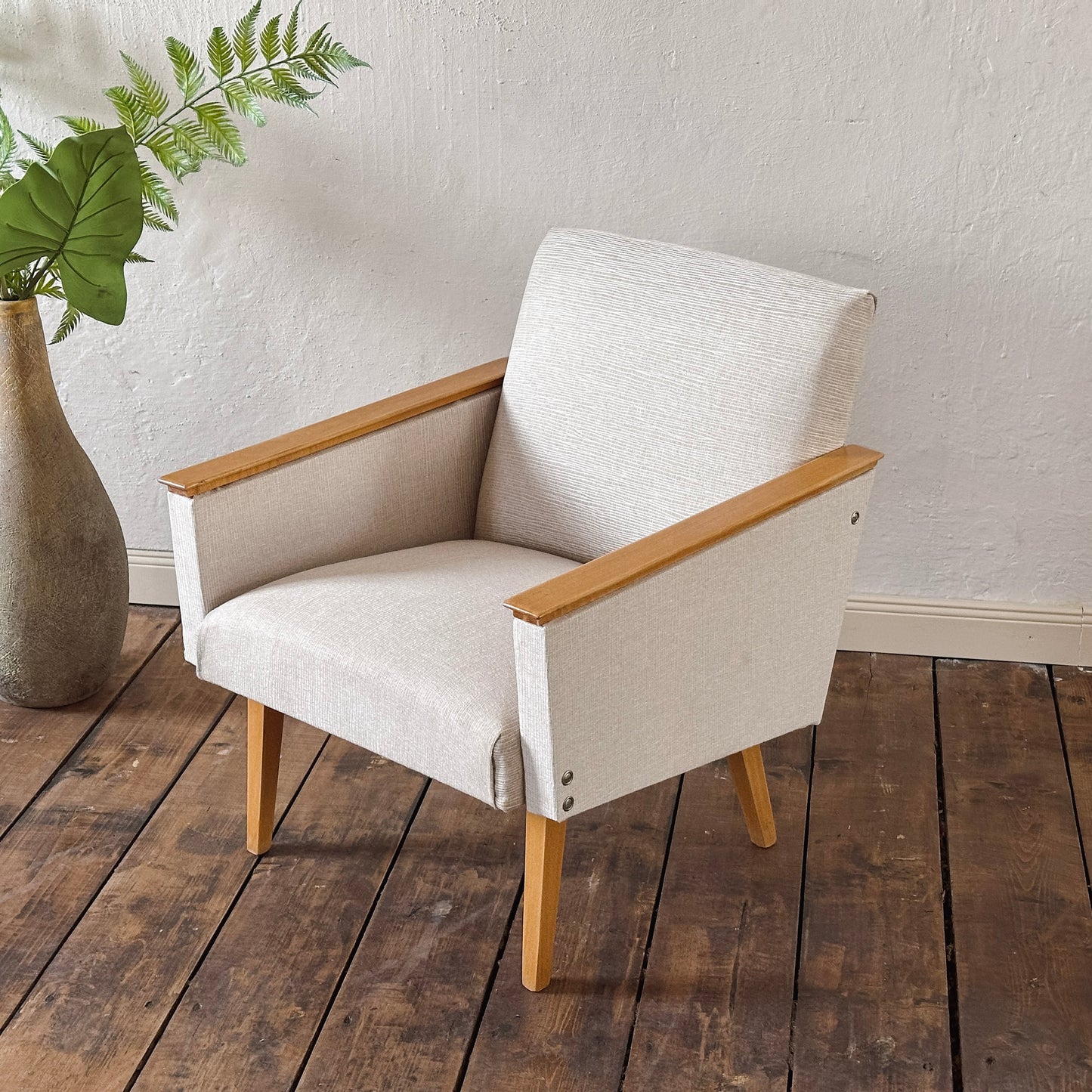 EPOCHE 1960 - Mid Century Sessel mit hellgrauem Bezug – Designklassiker