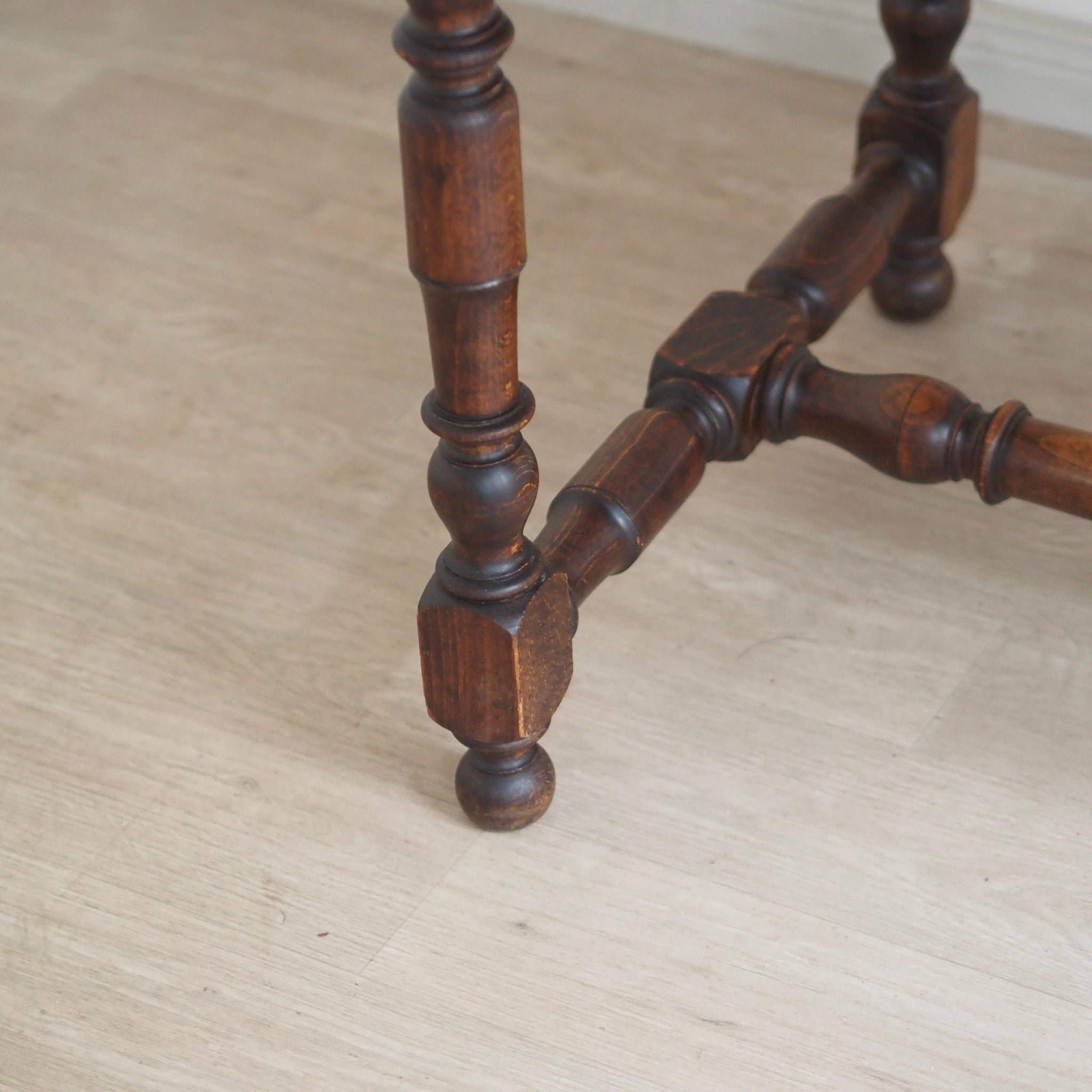 EPOCHE 1890 - Antiker Schreib- Esstisch mit gedrechseltem Gestell