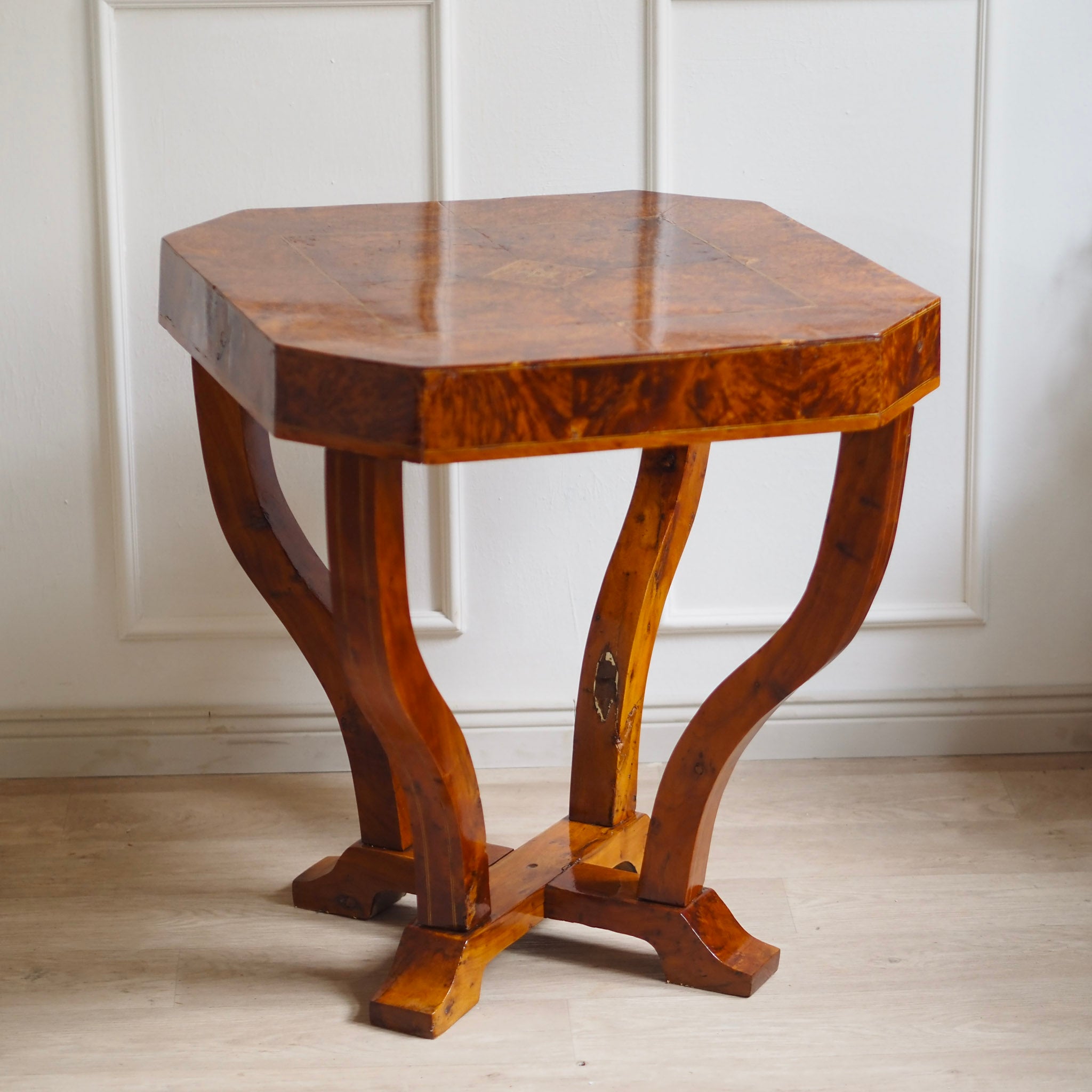 EPOCHE 1920 - Art Déco Beistelltisch mit Sternintarsie aus Frankreich