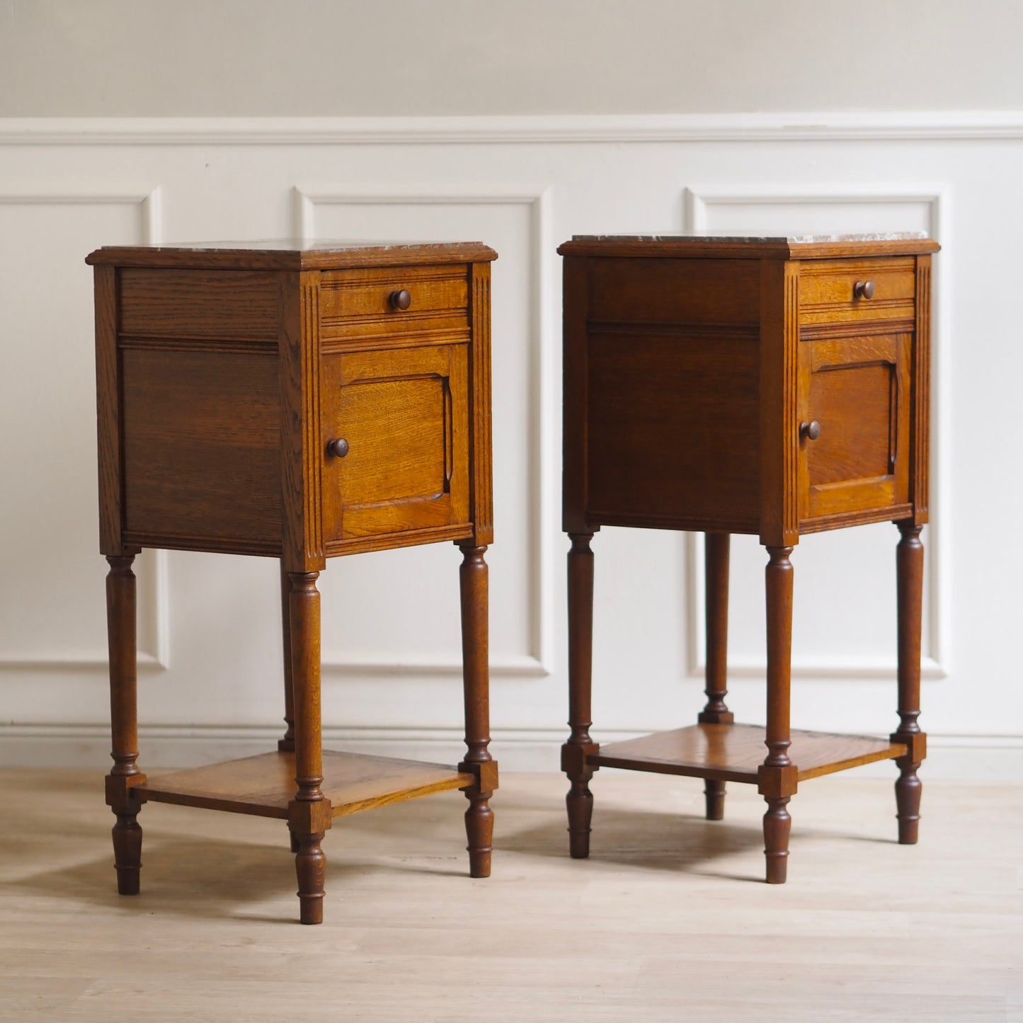 EPOCHE 1910 - Antikes Nachtschrank SET aus Eiche mit Marmorplatte