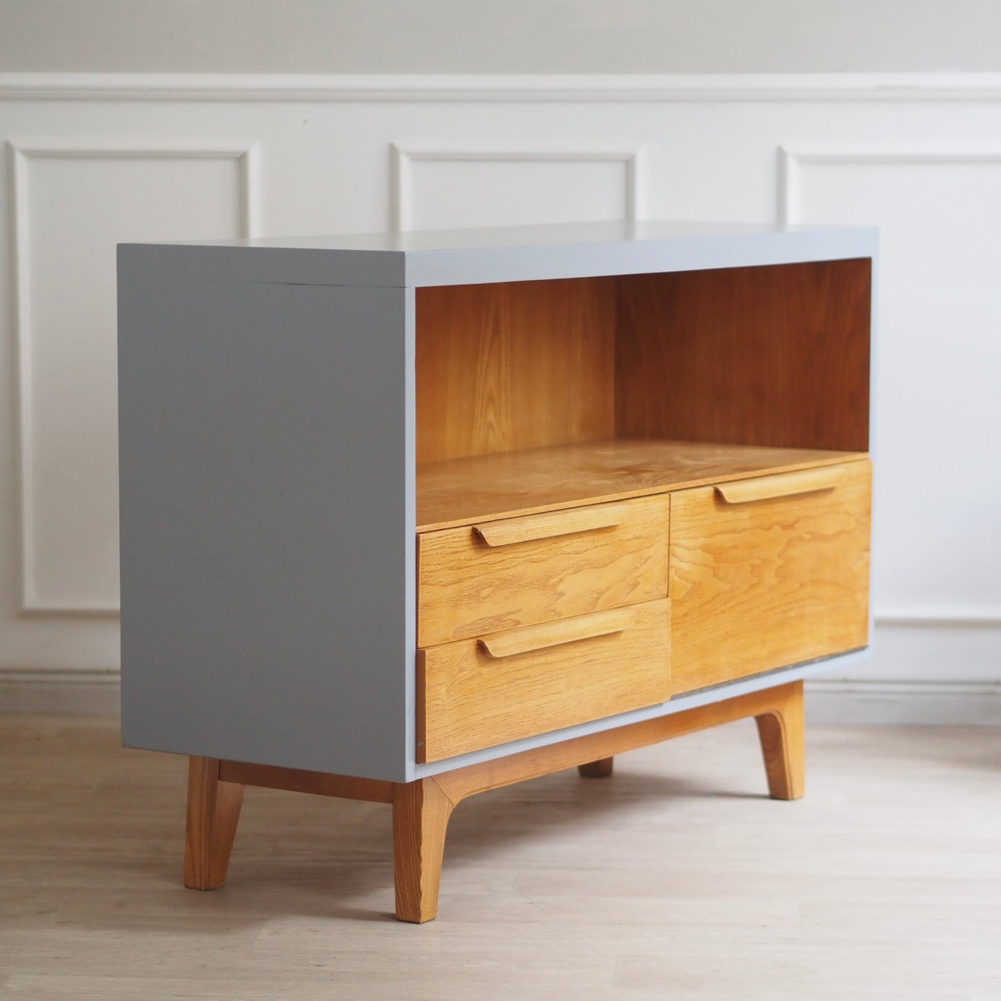 EPOCHE 1960 - Mid-Century Sideboard in hellgrau und Esche - Vintage Kommode