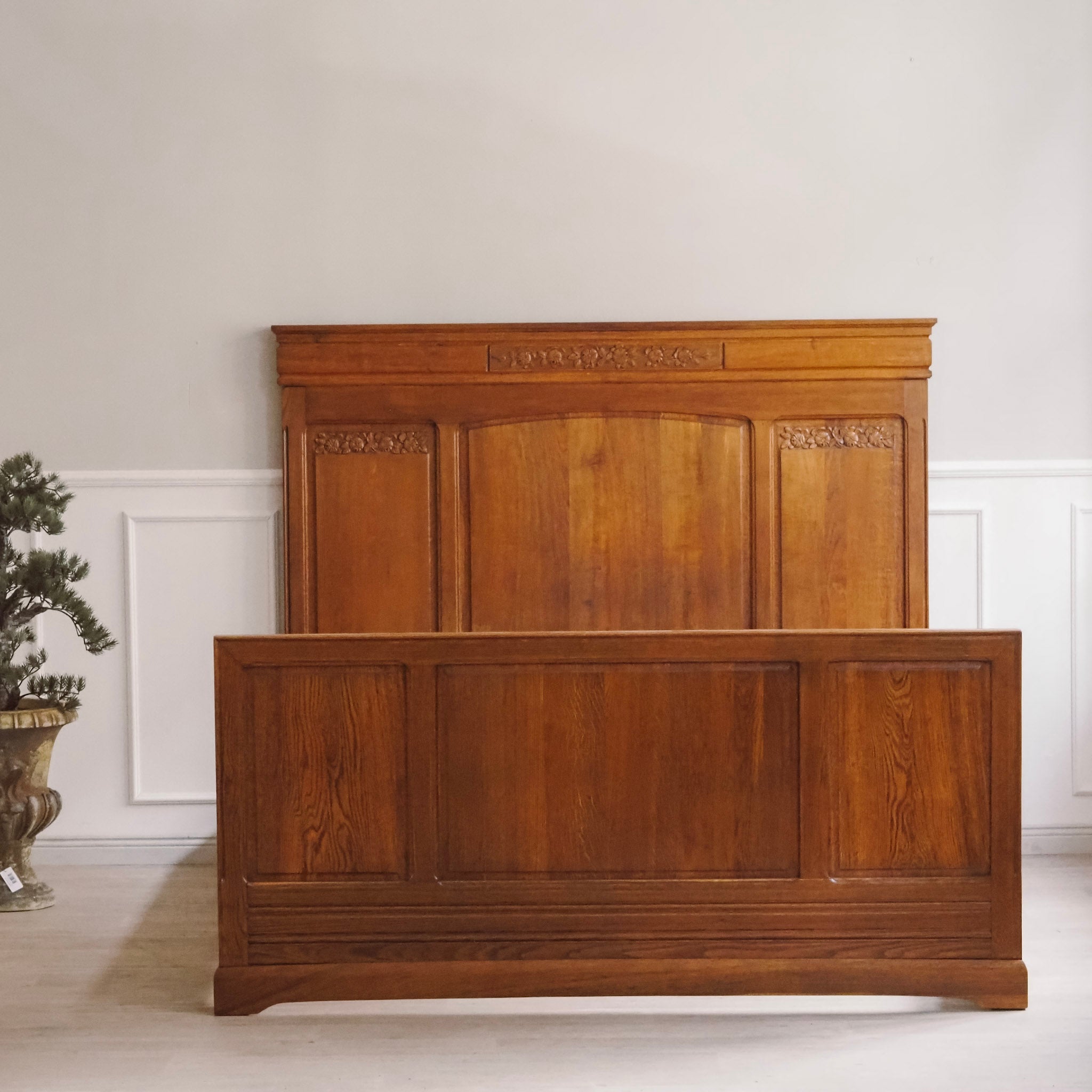 Antikes Doppelbett Jugendstil mit floralen Schnitzdetails um 1920