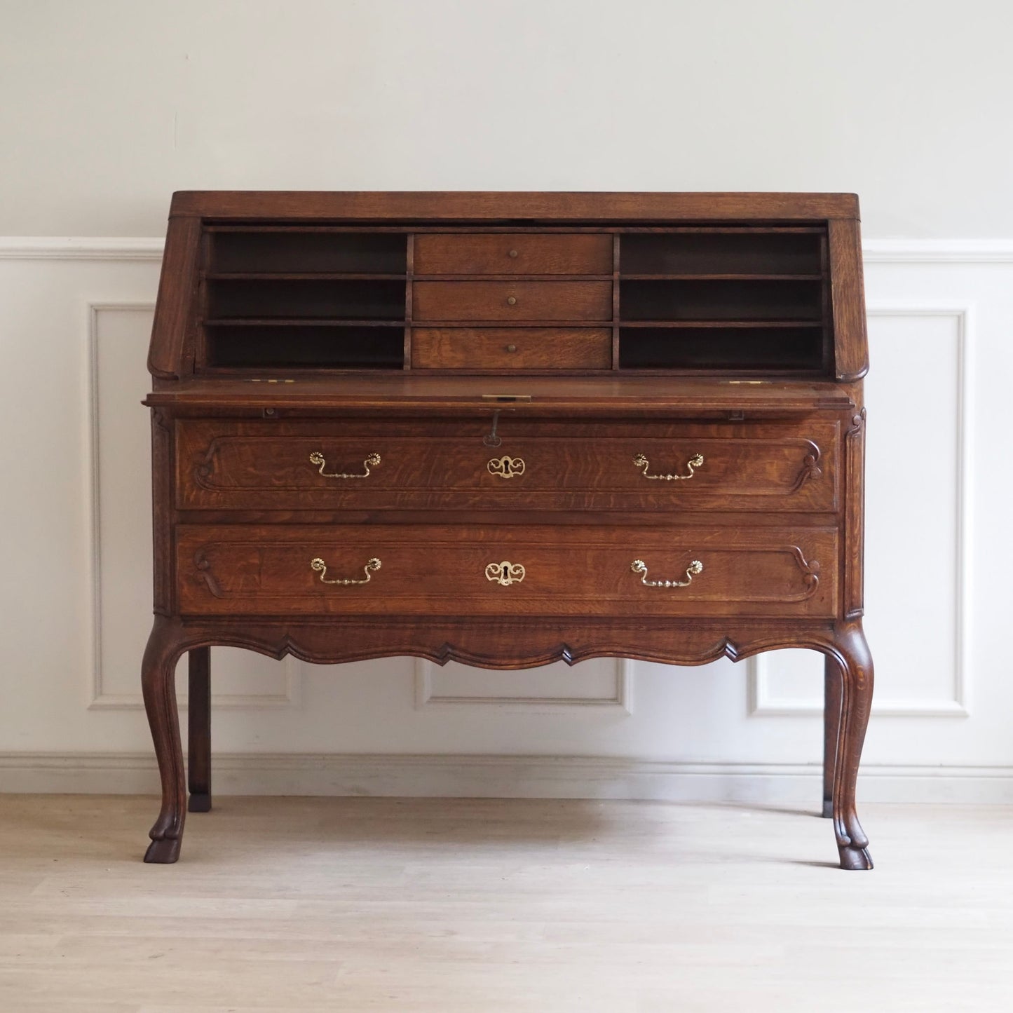 EPOCHE 1920 - Großer Sekretär im Barock-Stil aus Frankreich