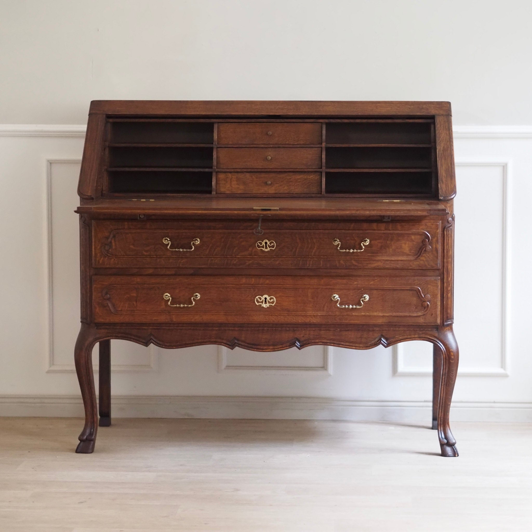 EPOCHE 1920 - Großer Sekretär im Barock-Stil aus Frankreich