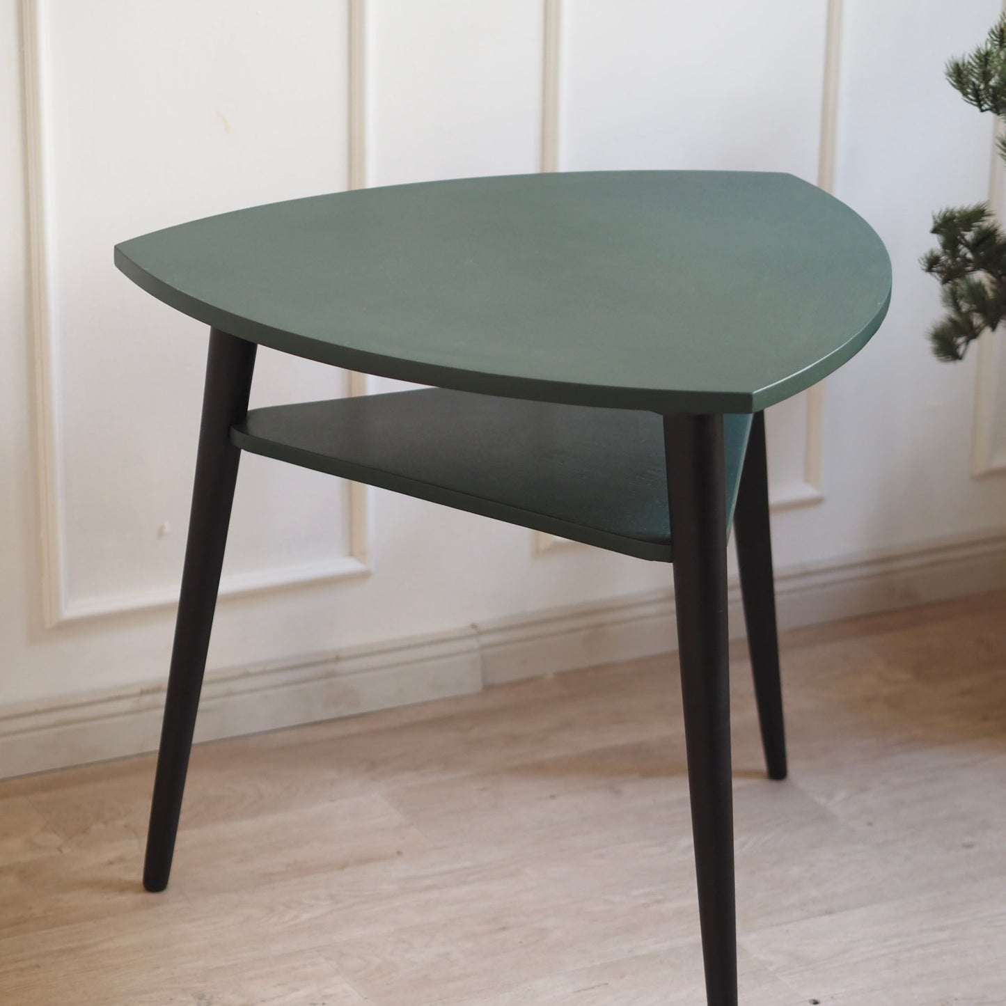 EPOCHE 1960 - Dreieckiger Mid Century Tisch in Grün Schwarz mit Ablage, Skandinavisch