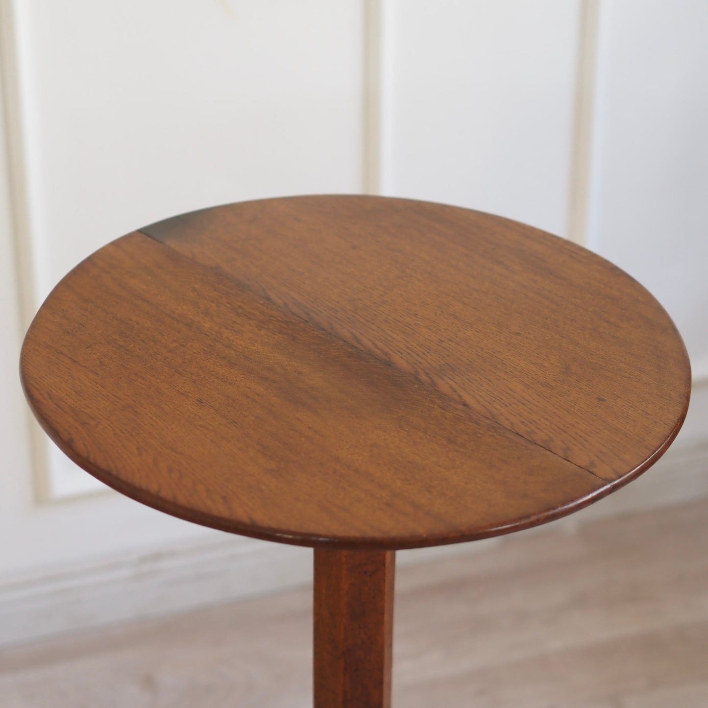 EPOCHE 1900 - Antiker Beistelltisch auf drei geschwungenen Beinen, Säulentisch