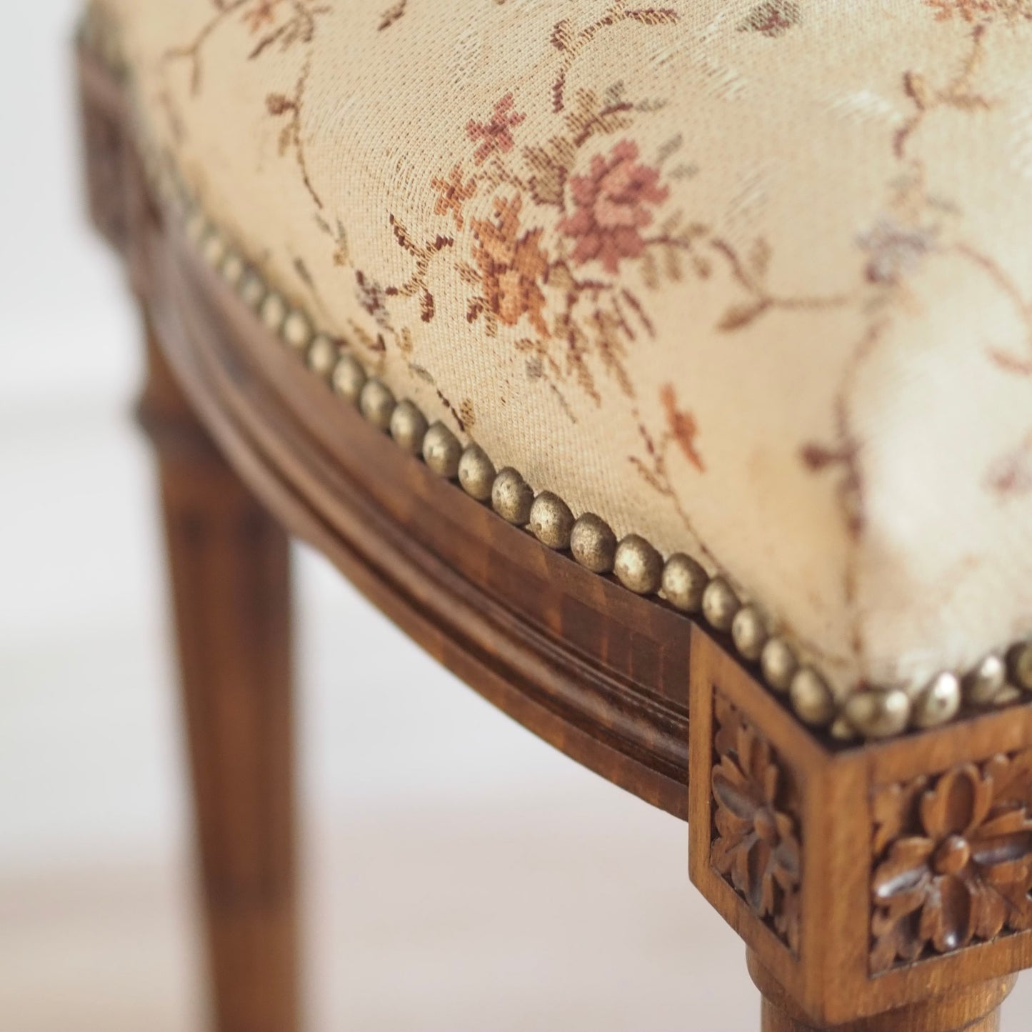 EPOCHE 1900 - Antiker Sitz,- Schminkhocker mit Blütenstoff, französischer Polsterstuhl