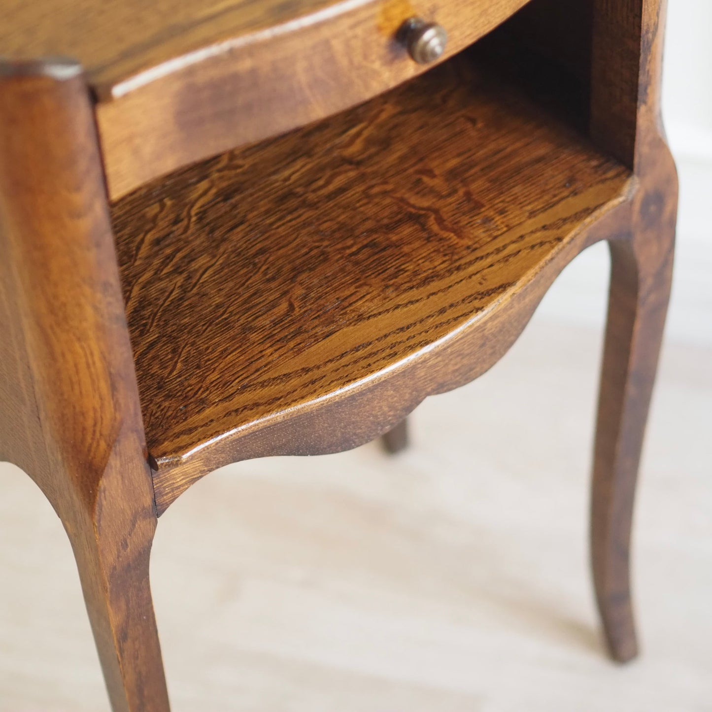 EPOCHE 1930 - Filigraner französischer Nachttisch aus Eiche, Louis XV