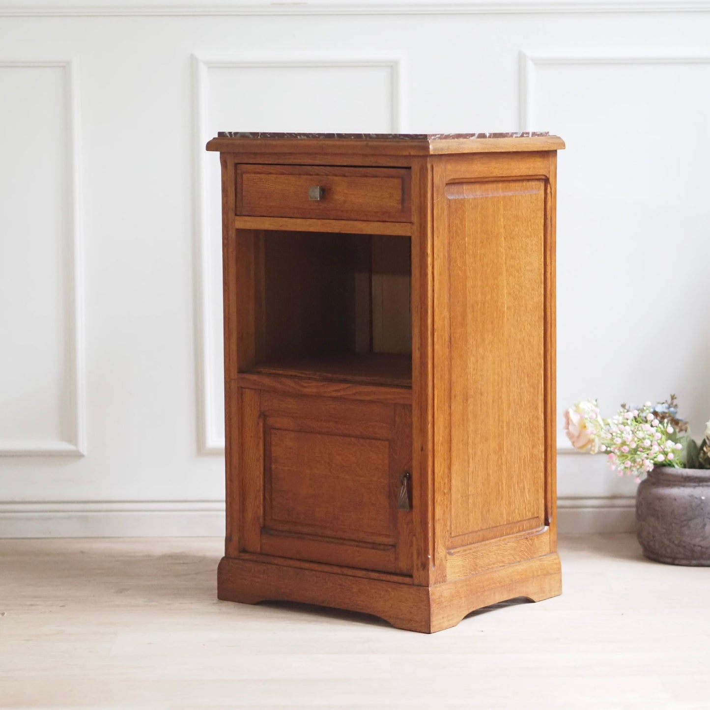 EPOCHE 1910 - Nachttisch mit rot-weißer Marmorplatte und Innenfach, Frankreich