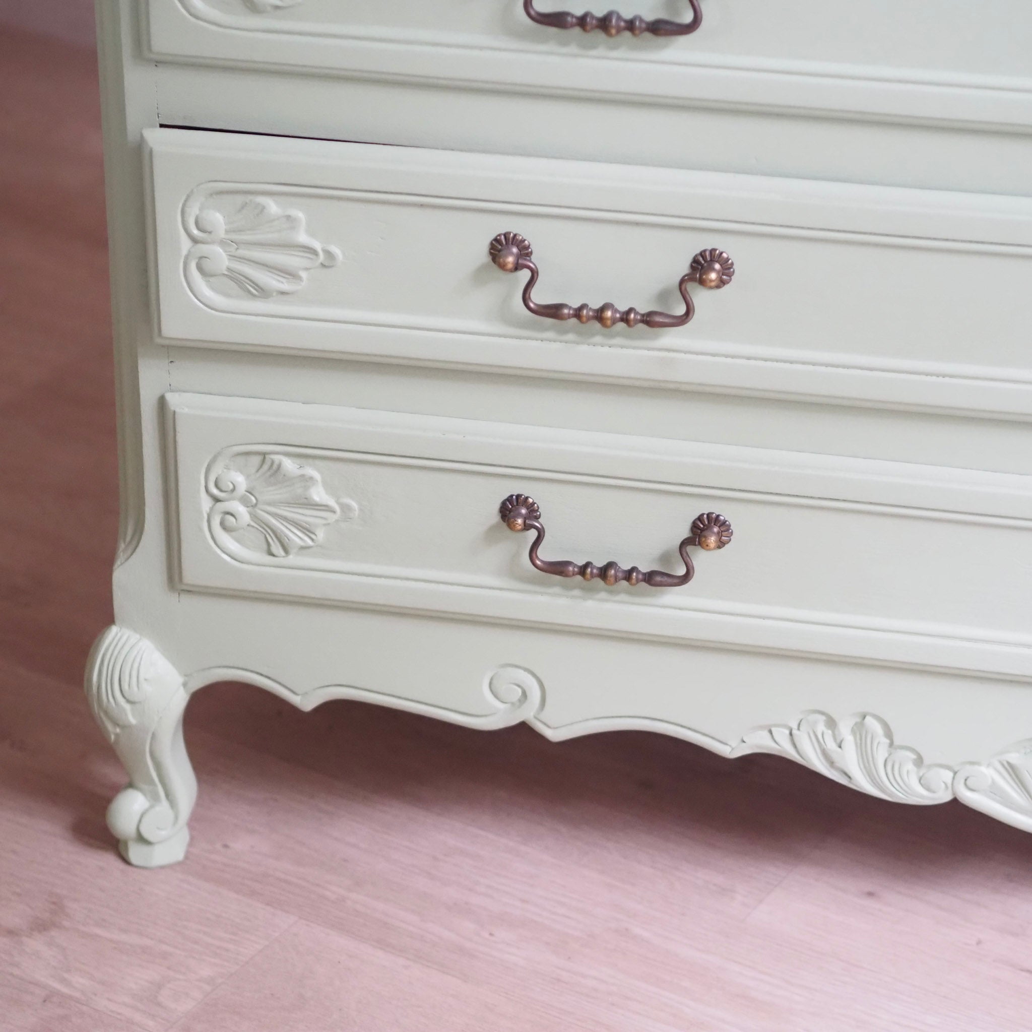 EPOCHE 1920 - Französische Landhaus Kommode patiniert in mintgrün - Louis XV Stil