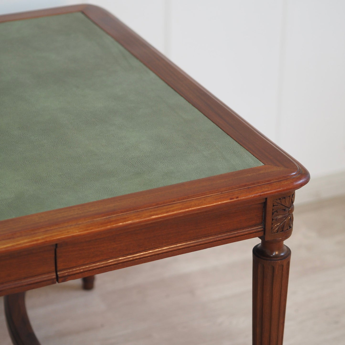 EPOCHE 1890 - Imposanter Mahagoni Schreibtisch mit grünem Leder - Louis Seize Stil