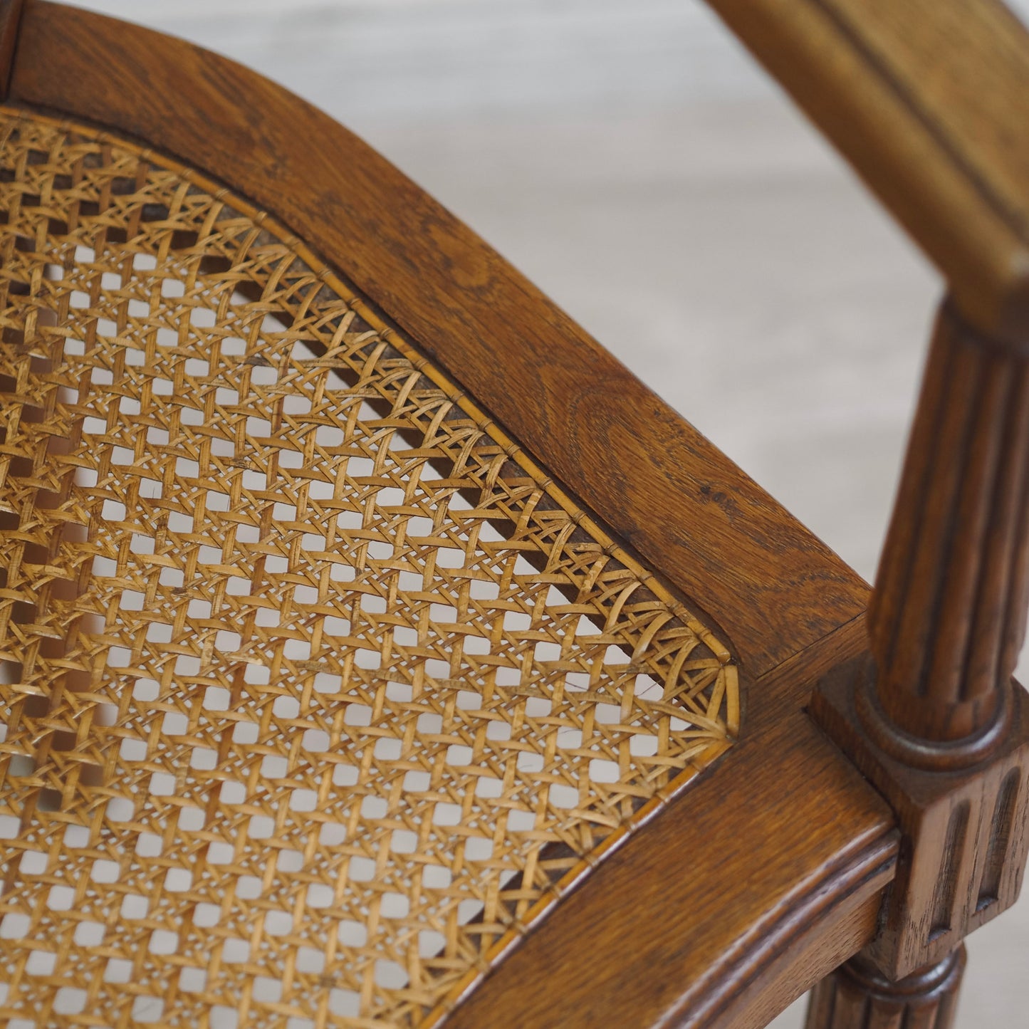 EPOCHE 1890 - Armlehnstuhl mit Wiener Geflecht, Gründerzeit Korbstuhl Herrenzimmer