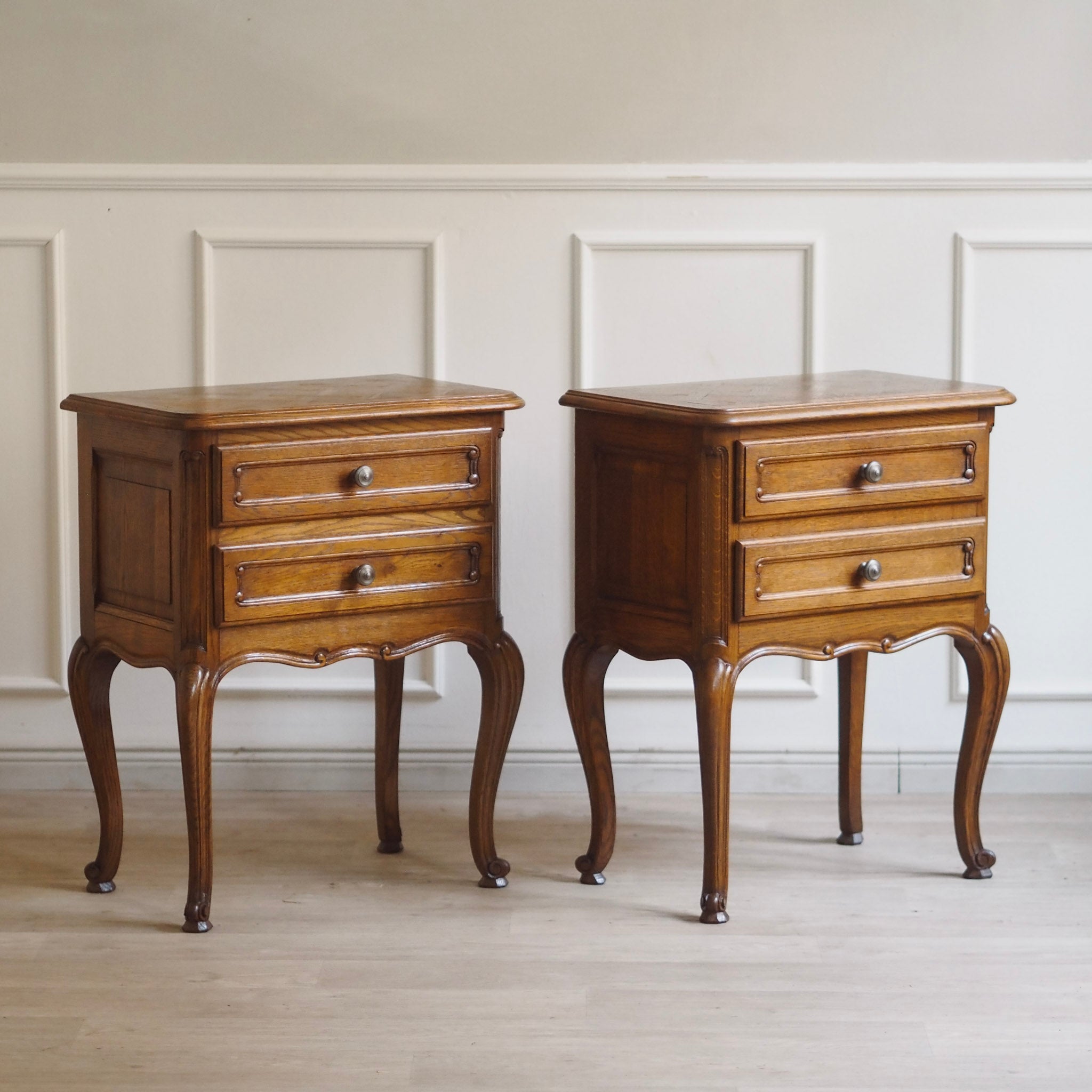 EPOCHE 1920 - Französische Vintage Nachttische - Nachtschrank Set mit Fischgrätmuster